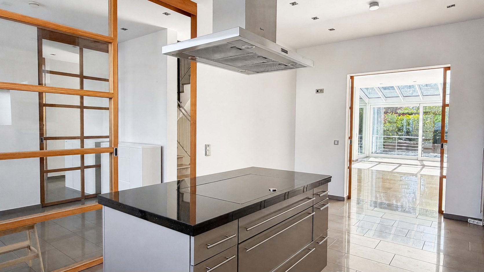 Böcker Wohnimmobilien - Immobilienangebot - Düsseldorf / Lohausen - Alle - Exklusive Doppelhaushälfte in Lohausen – hochwertige Ausstattung und außergewöhnlicher Komfort