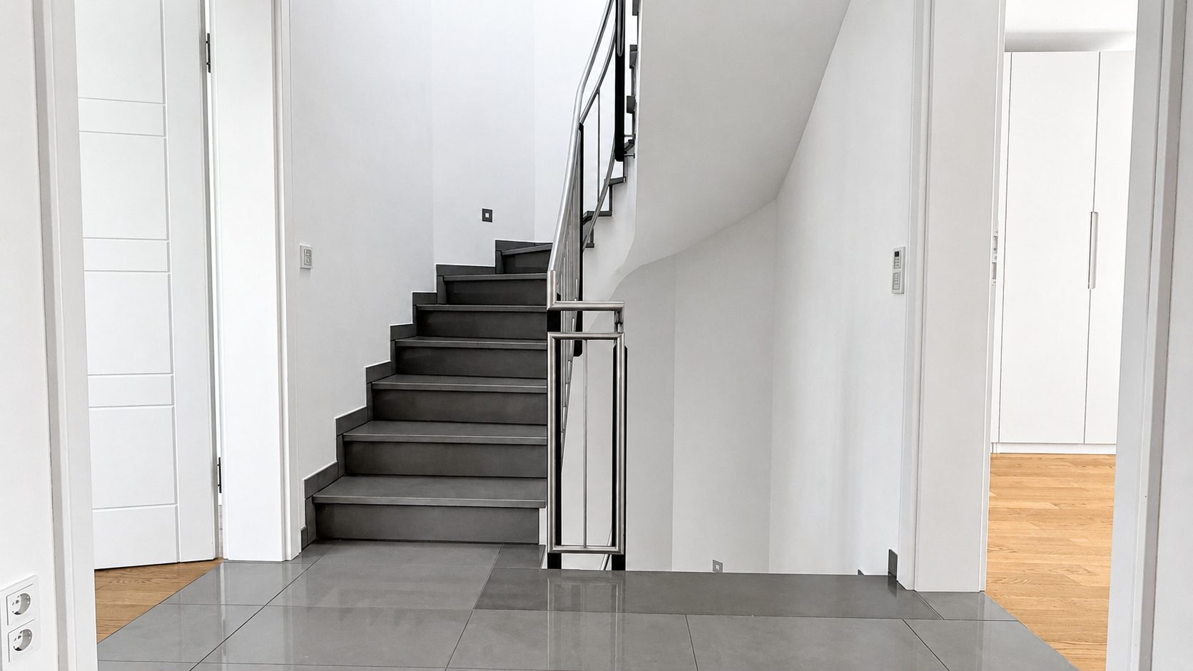 Böcker Wohnimmobilien - Immobilienangebot - Düsseldorf / Lohausen - Alle - Exklusive Doppelhaushälfte in Lohausen – hochwertige Ausstattung und außergewöhnlicher Komfort