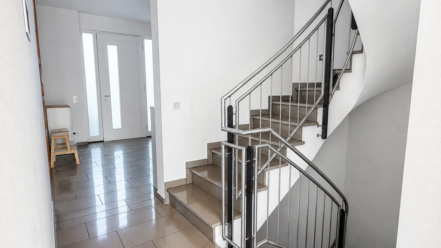 Böcker Wohnimmobilien - Immobilienangebot - Düsseldorf / Lohausen - Alle - Exklusive Doppelhaushälfte in Lohausen – hochwertige Ausstattung und außergewöhnlicher Komfort