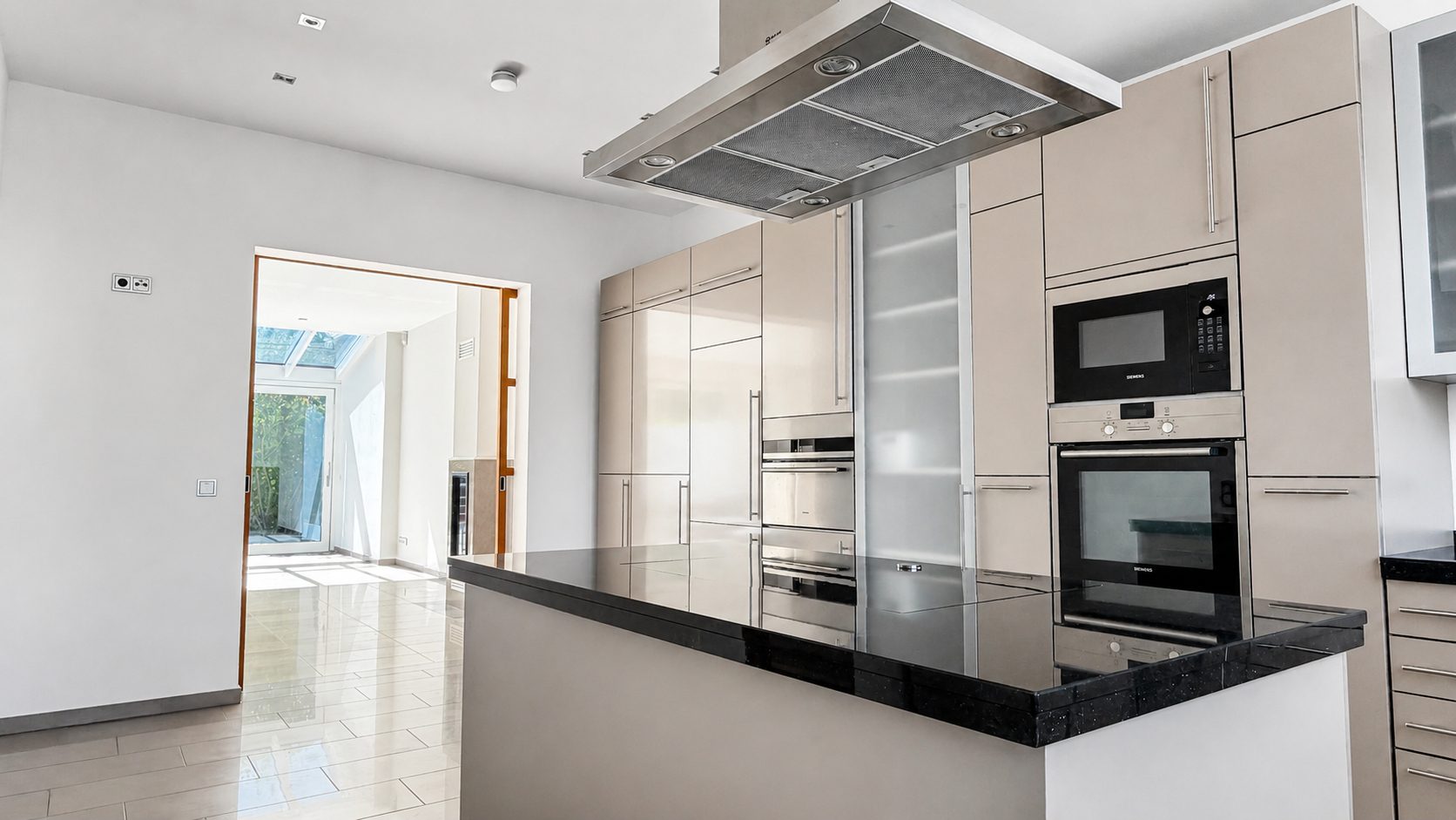 Böcker Wohnimmobilien - Immobilienangebot - Düsseldorf / Lohausen - Alle - Exklusive Doppelhaushälfte in Lohausen – hochwertige Ausstattung und außergewöhnlicher Komfort