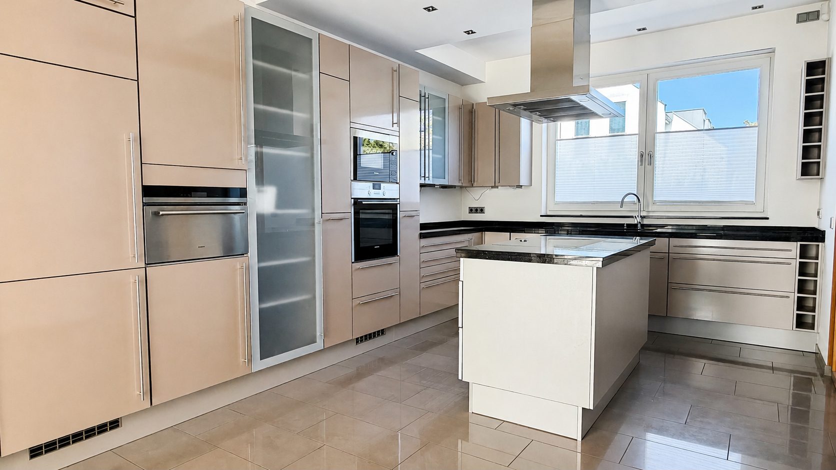 Böcker Wohnimmobilien - Immobilienangebot - Düsseldorf / Lohausen - Alle - Exklusive Doppelhaushälfte in Lohausen – hochwertige Ausstattung und außergewöhnlicher Komfort