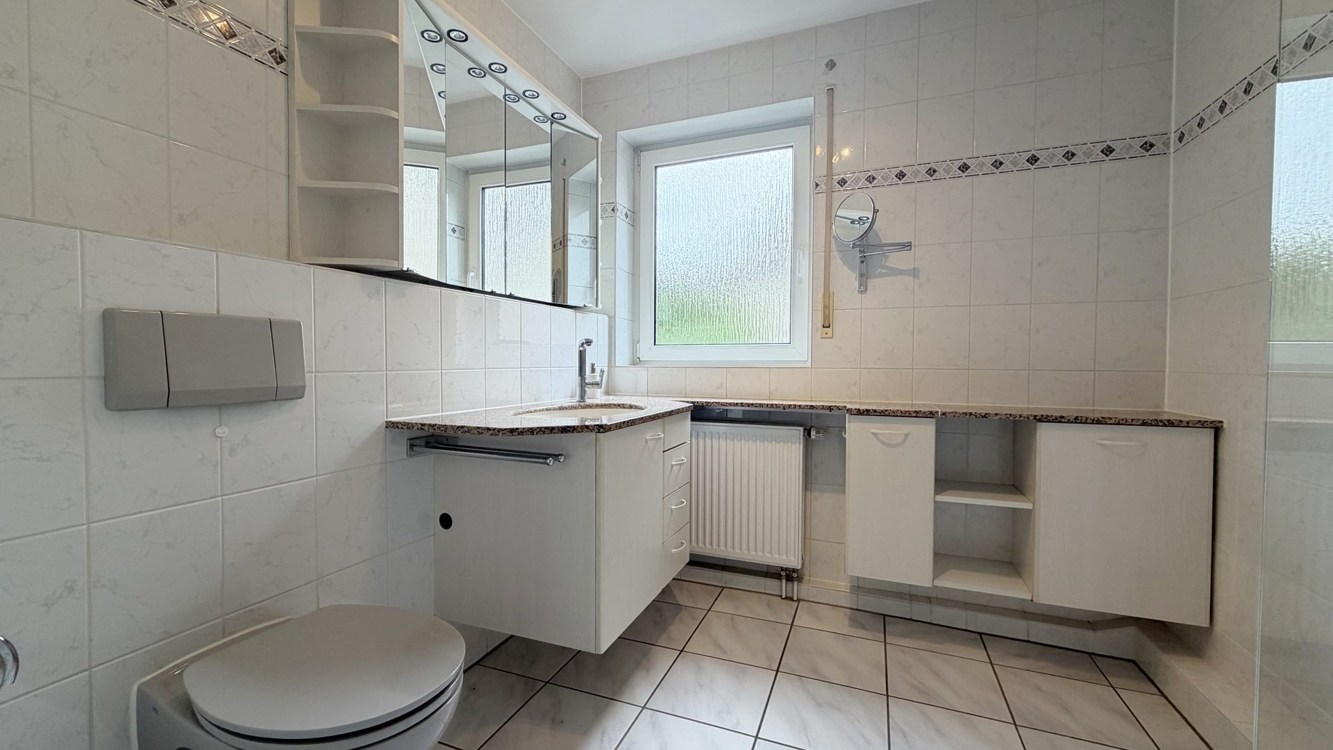 Böcker Wohnimmobilien - Immobilienangebot - Düsseldorf / Kaiserswerth - Alle - 3-Zimmer-Wohnung mit zwei Balkonen im Herzen von Kaiserwerth