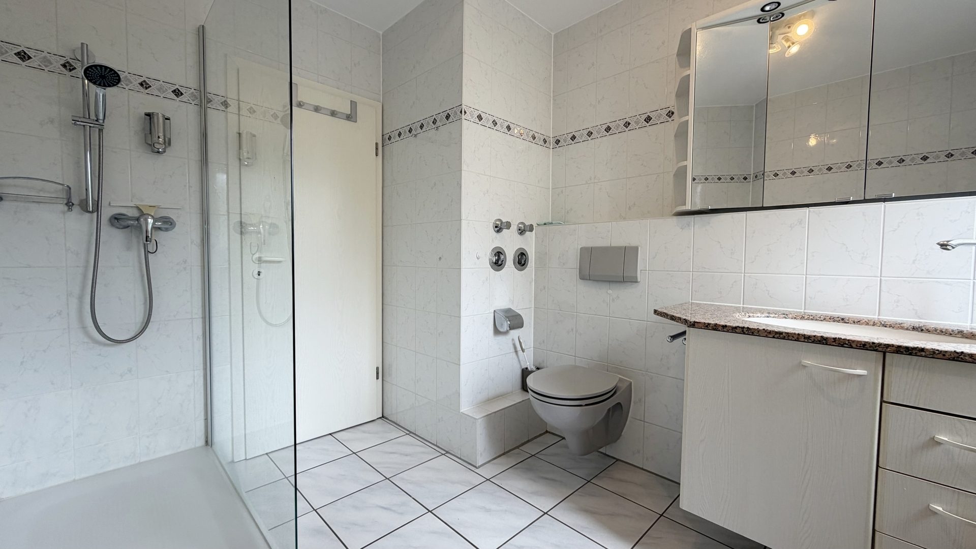 Böcker Wohnimmobilien - Immobilienangebot - Düsseldorf / Kaiserswerth - Alle - 3-Zimmer-Wohnung mit zwei Balkonen im Herzen von Kaiserwerth