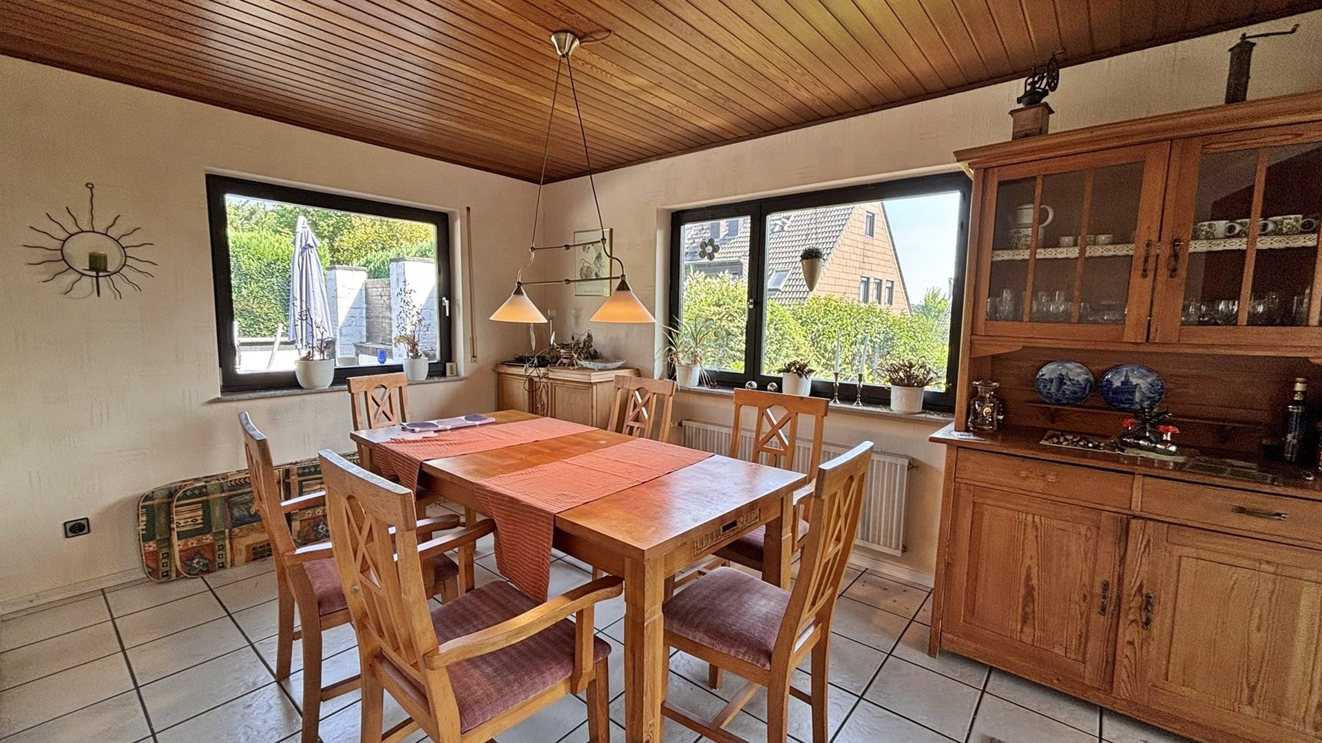 Böcker Wohnimmobilien - Immobilienangebot - Ratingen - Alle - Viel Raum für Familie und Ideen: Zweifamilienhaus mit großem Garten in Ratingen-Homberg