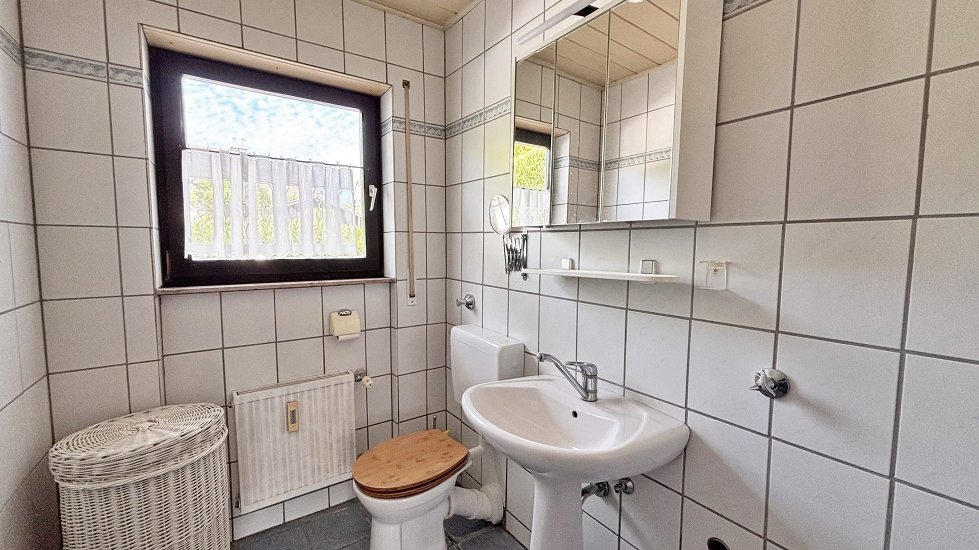 Böcker Wohnimmobilien - Immobilienangebot - Ratingen - Alle - Viel Raum für Familie und Ideen: Zweifamilienhaus mit großem Garten in Ratingen-Homberg
