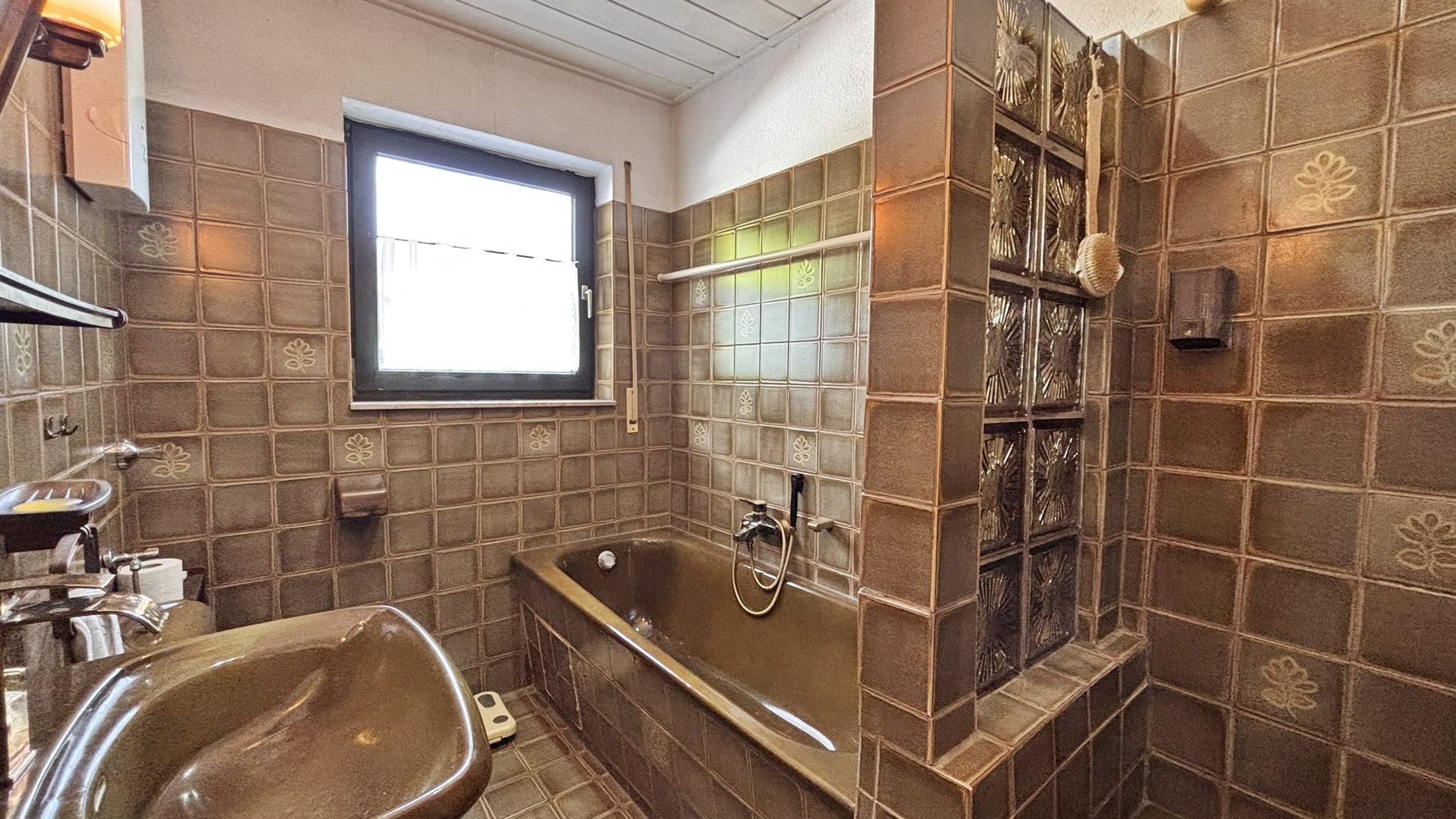 Böcker Wohnimmobilien - Immobilienangebot - Ratingen - Alle - Viel Raum für Familie und Ideen: Zweifamilienhaus mit großem Garten in Ratingen-Homberg