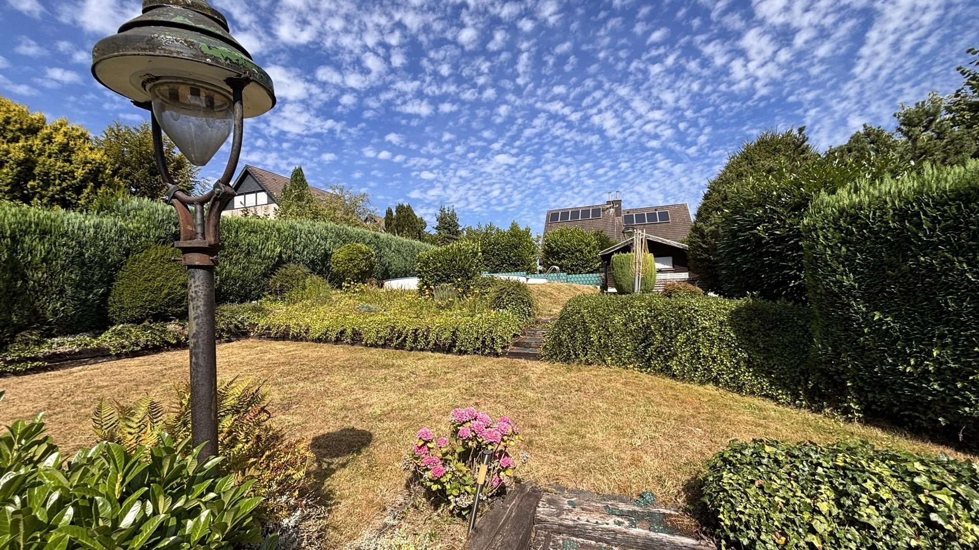 Böcker Wohnimmobilien - Immobilienangebot - Ratingen - Alle - Viel Raum für Familie und Ideen: Zweifamilienhaus mit großem Garten in Ratingen-Homberg