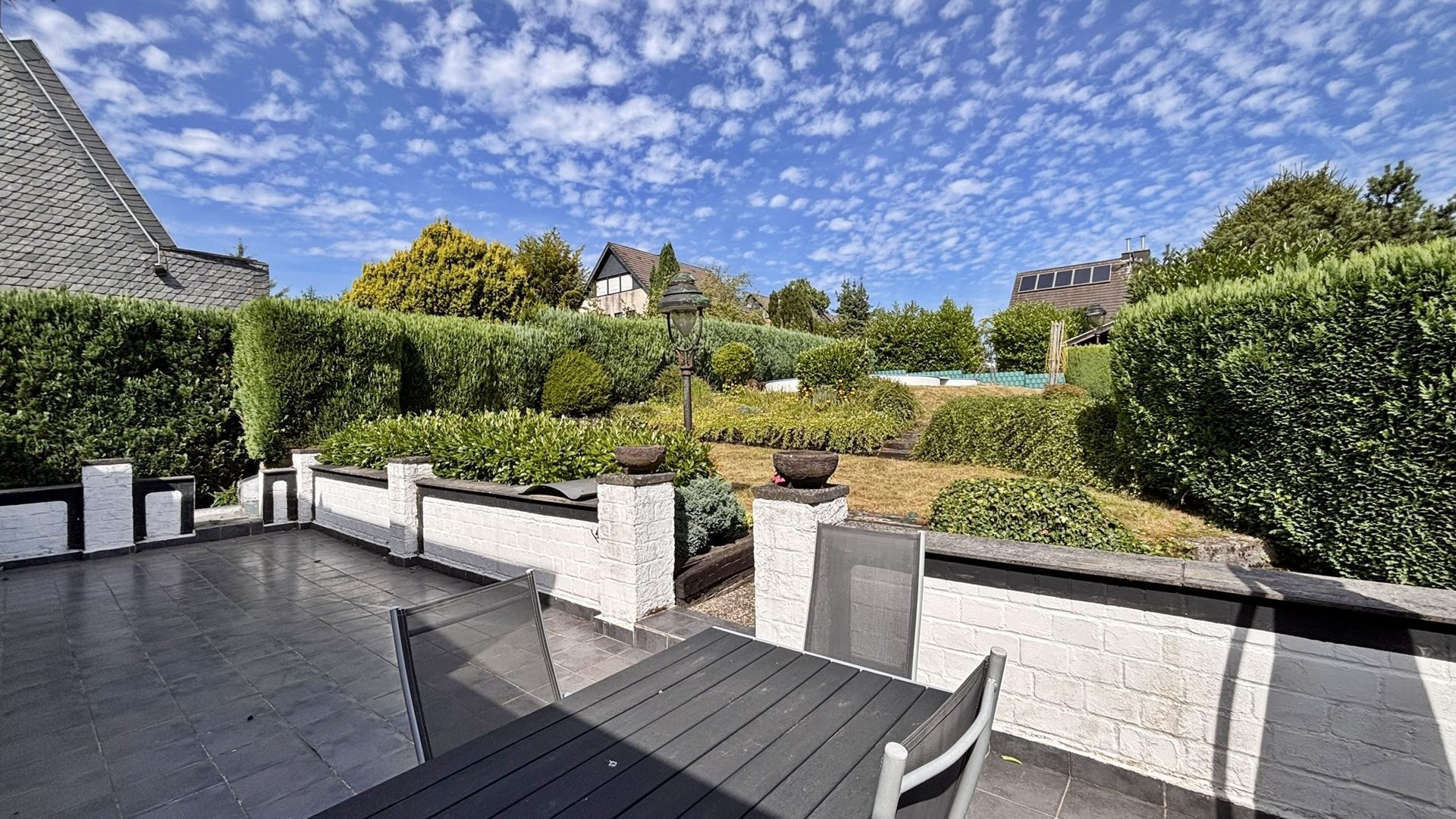 Böcker Wohnimmobilien - Immobilienangebot - Ratingen - Alle - Viel Raum für Familie und Ideen: Zweifamilienhaus mit großem Garten in Ratingen-Homberg