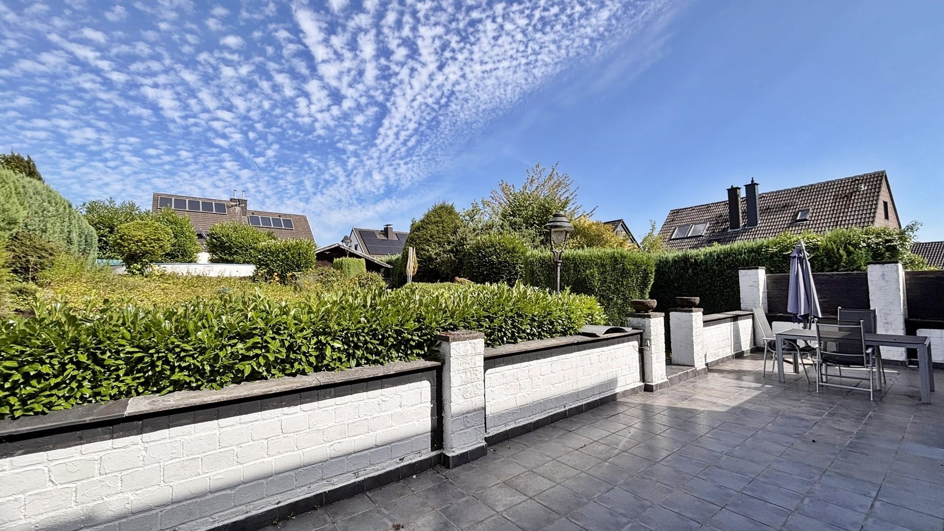 Böcker Wohnimmobilien - Immobilienangebot - Ratingen - Alle - Viel Raum für Familie und Ideen: Zweifamilienhaus mit großem Garten in Ratingen-Homberg
