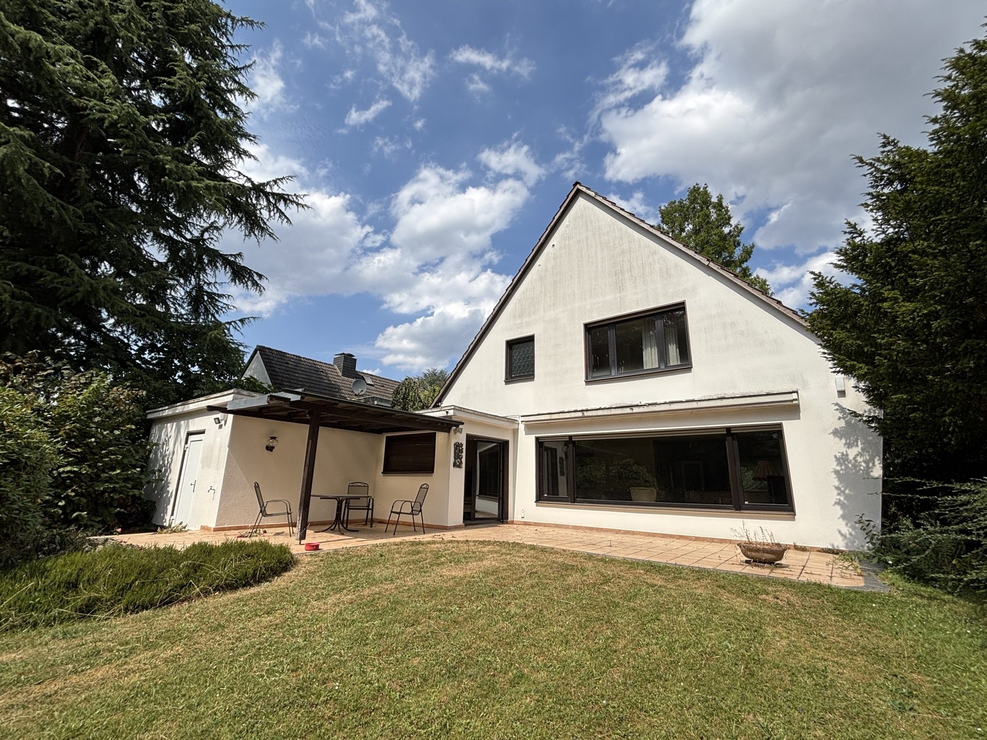 Böcker Wohnimmobilien - Immobilienangebot - Düsseldorf / Wittlaer - Alle - Freistehendes Einfamilienhaus mit großem Grundstück – Kernsanierung oder Neubau möglich