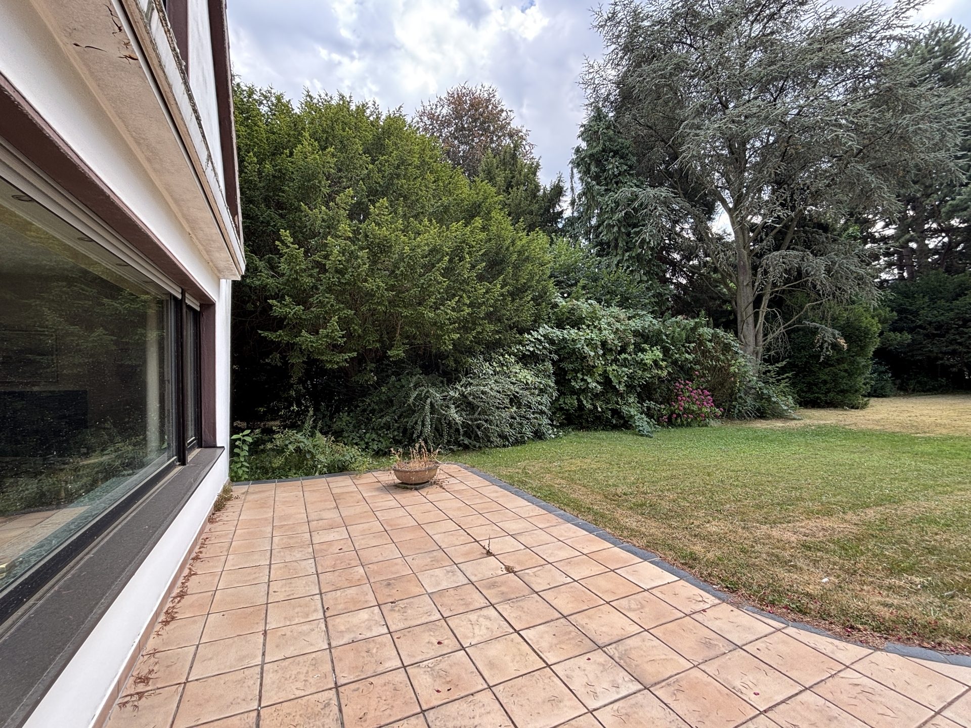 Böcker Wohnimmobilien - Immobilienangebot - Düsseldorf / Wittlaer - Alle - Freistehendes Einfamilienhaus mit großem Grundstück – Kernsanierung oder Neubau möglich