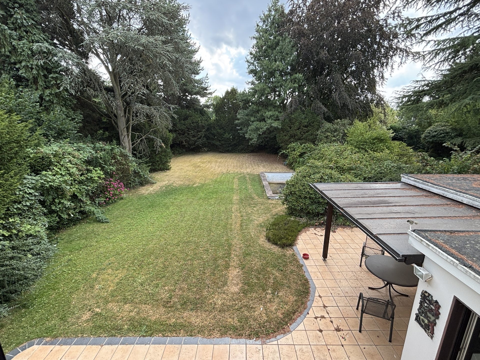 Böcker Wohnimmobilien - Immobilienangebot - Düsseldorf / Wittlaer - Alle - Freistehendes Einfamilienhaus mit großem Grundstück – Kernsanierung oder Neubau möglich