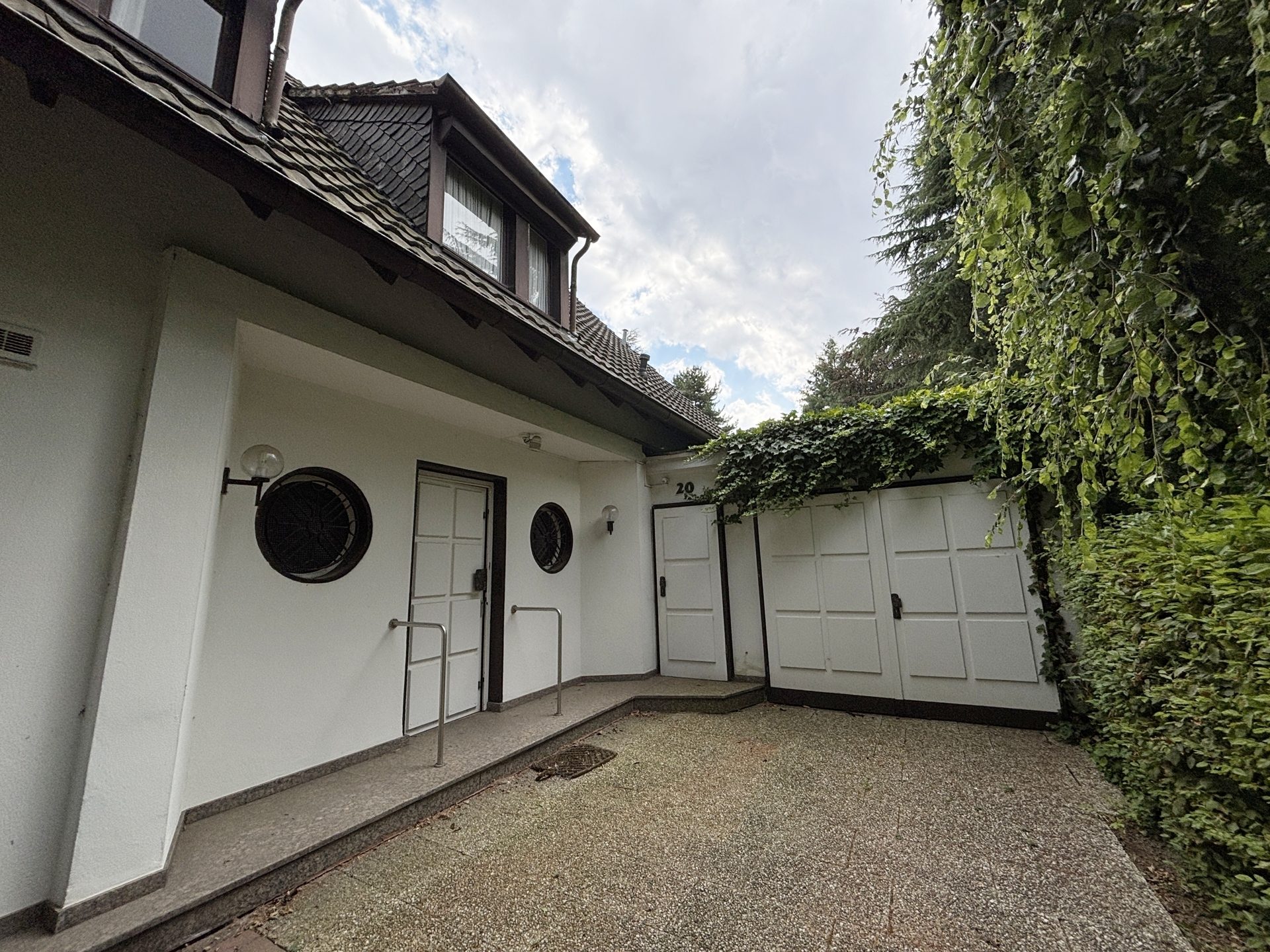 Böcker Wohnimmobilien - Immobilienangebot - Düsseldorf / Wittlaer - Alle - Freistehendes Einfamilienhaus mit großem Grundstück – Kernsanierung oder Neubau möglich