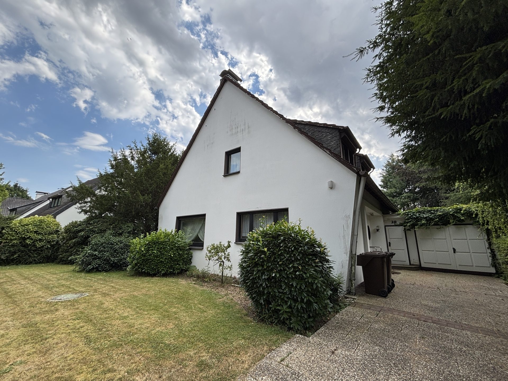 Böcker Wohnimmobilien - Immobilienangebot - Düsseldorf / Wittlaer - Alle - Freistehendes Einfamilienhaus mit großem Grundstück – Kernsanierung oder Neubau möglich