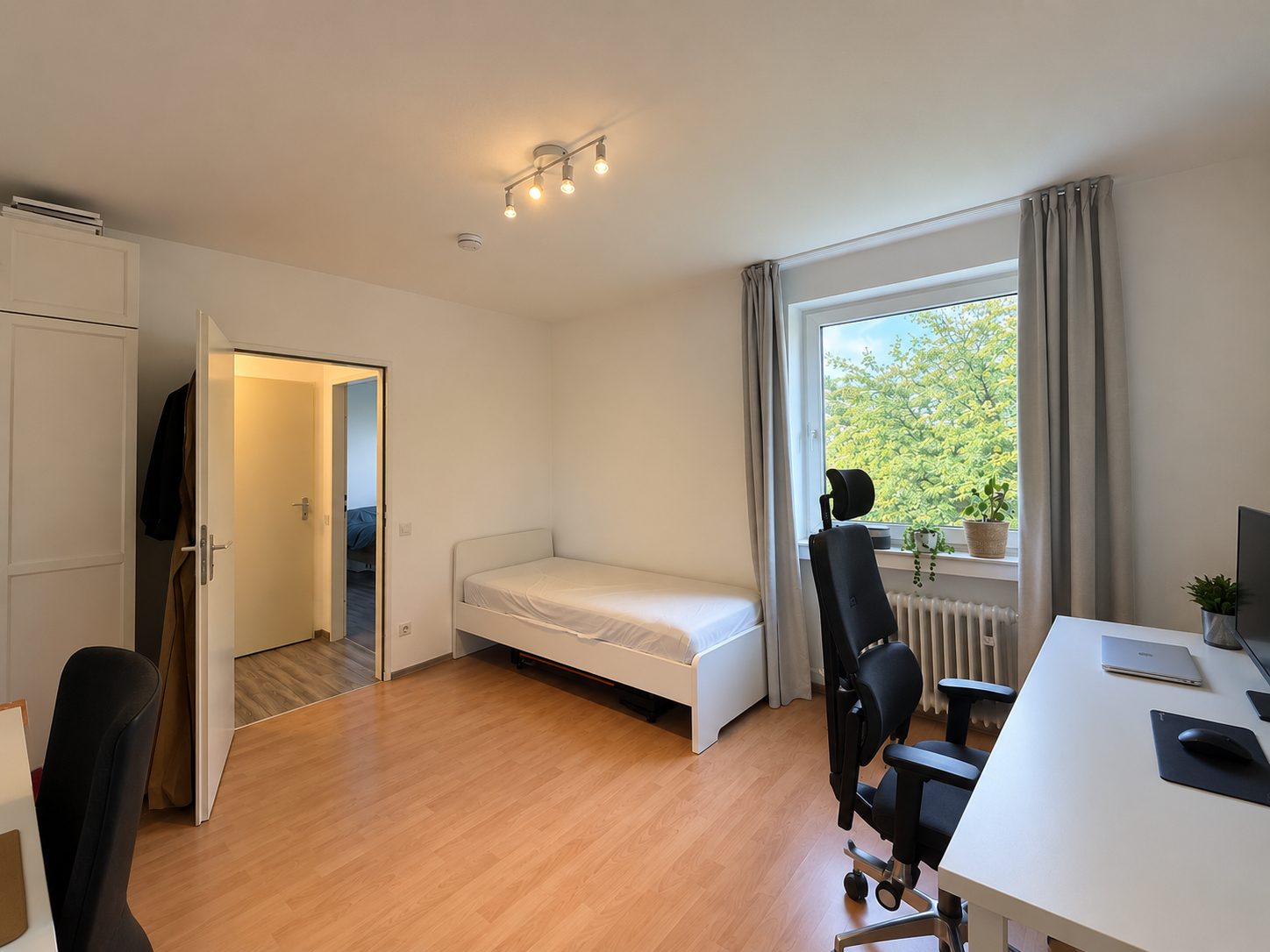 Böcker Wohnimmobilien - Immobilienangebot - Düsseldorf / Benrath - Alle - Geräumige 3-Zimmer-Wohnung mit Balkon und idealer Anbindung in ruhiger Lage von Benrath