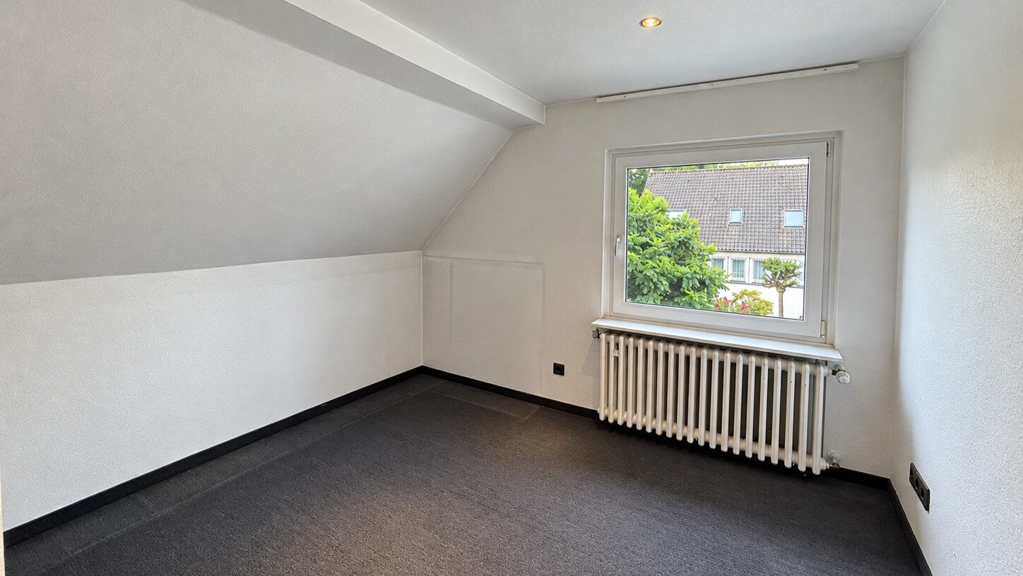 Böcker Wohnimmobilien - Immobilienangebot - Düsseldorf / Lohausen - Alle - Freistehendes Einfamilienhaus in ruhiger Lage von Düsseldorf-Lohausen