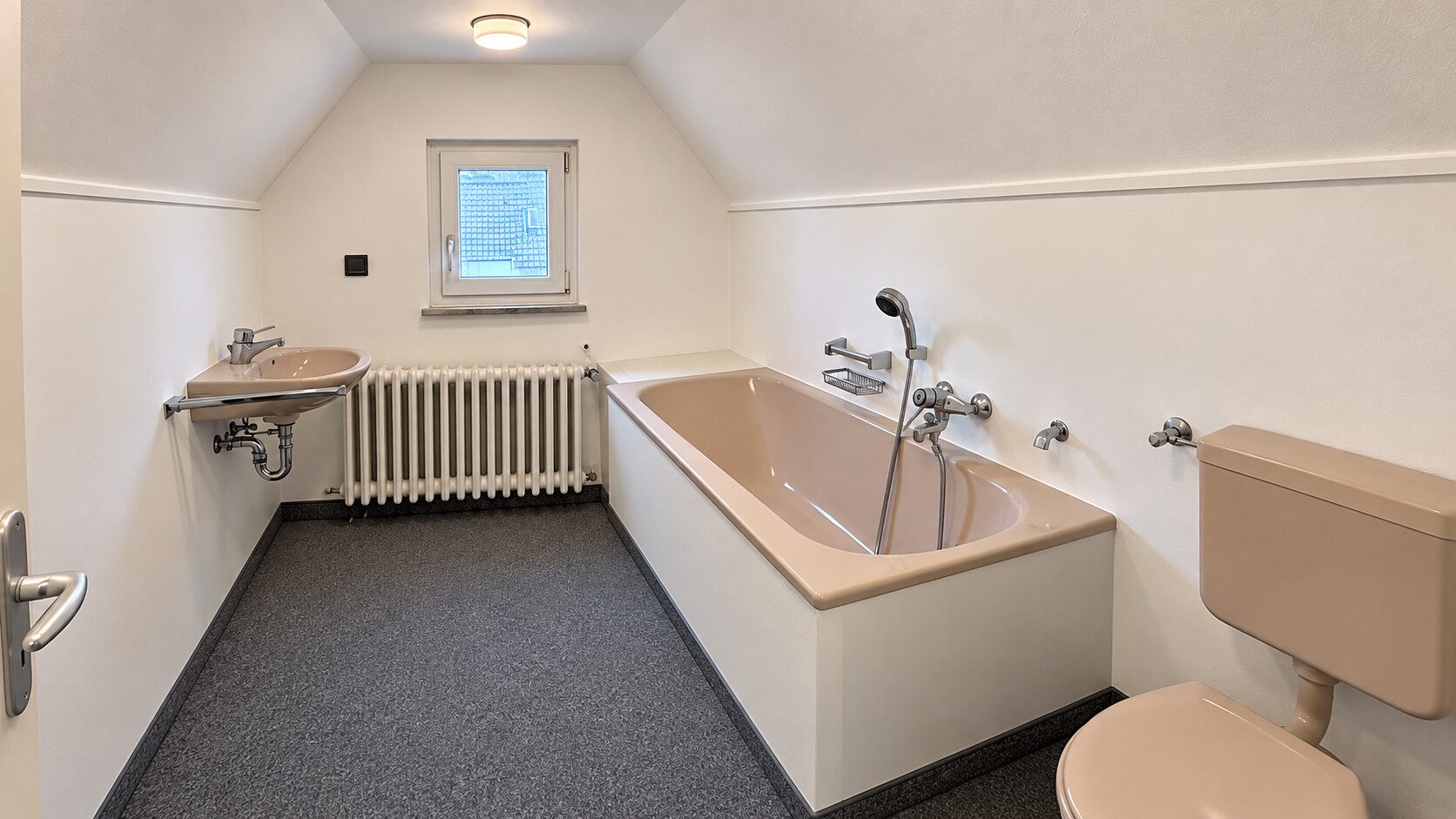 Böcker Wohnimmobilien - Immobilienangebot - Düsseldorf / Lohausen - Alle - Freistehendes Einfamilienhaus in ruhiger Lage von Düsseldorf-Lohausen