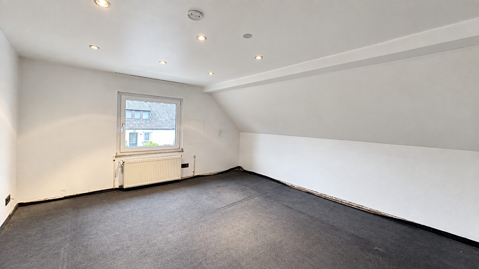 Böcker Wohnimmobilien - Immobilienangebot - Düsseldorf / Lohausen - Alle - Freistehendes Einfamilienhaus in ruhiger Lage von Düsseldorf-Lohausen