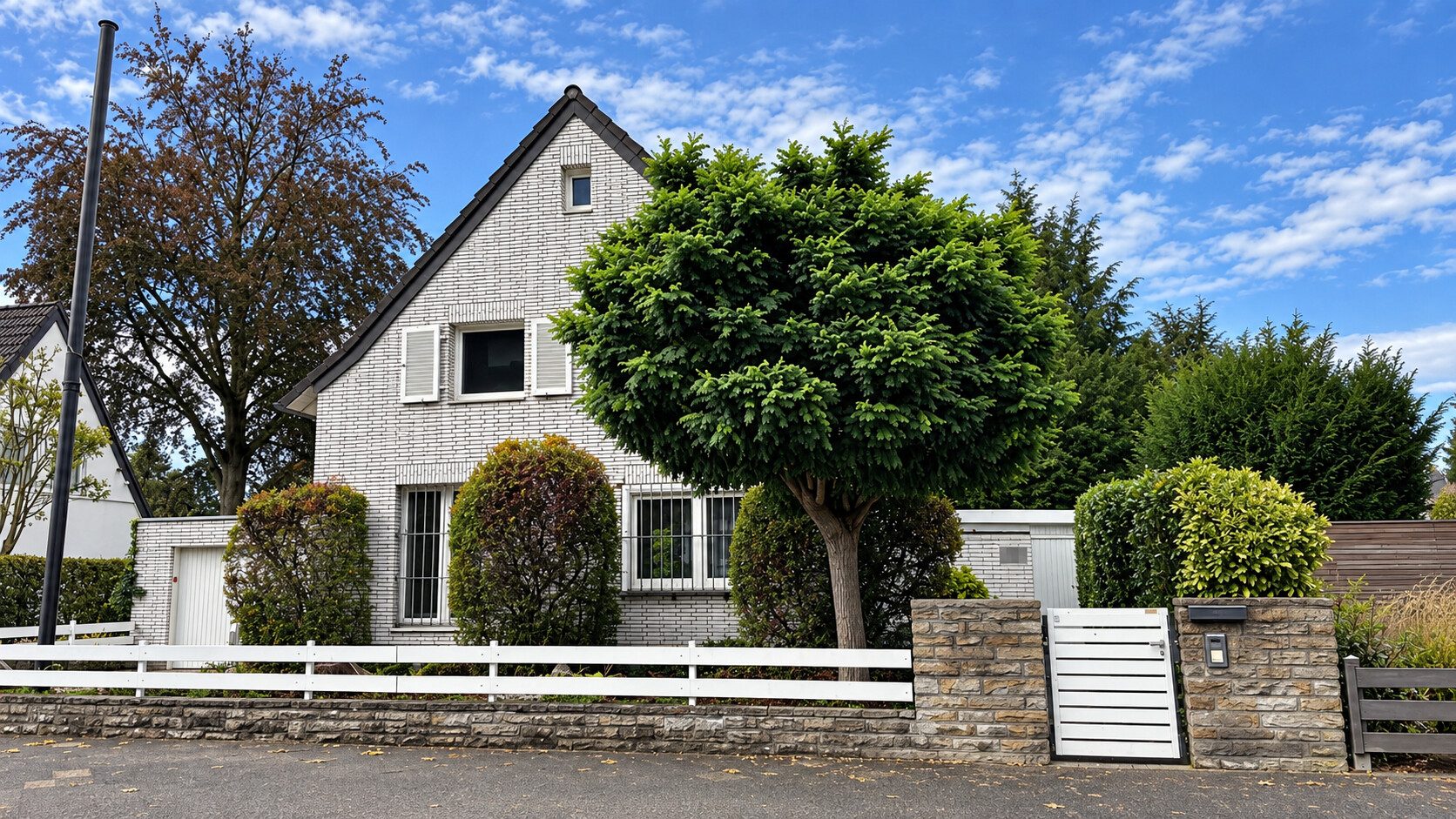 Böcker Wohnimmobilien - Immobilienangebot - Düsseldorf / Lohausen - Alle - Freistehendes Einfamilienhaus in ruhiger Lage von Düsseldorf-Lohausen