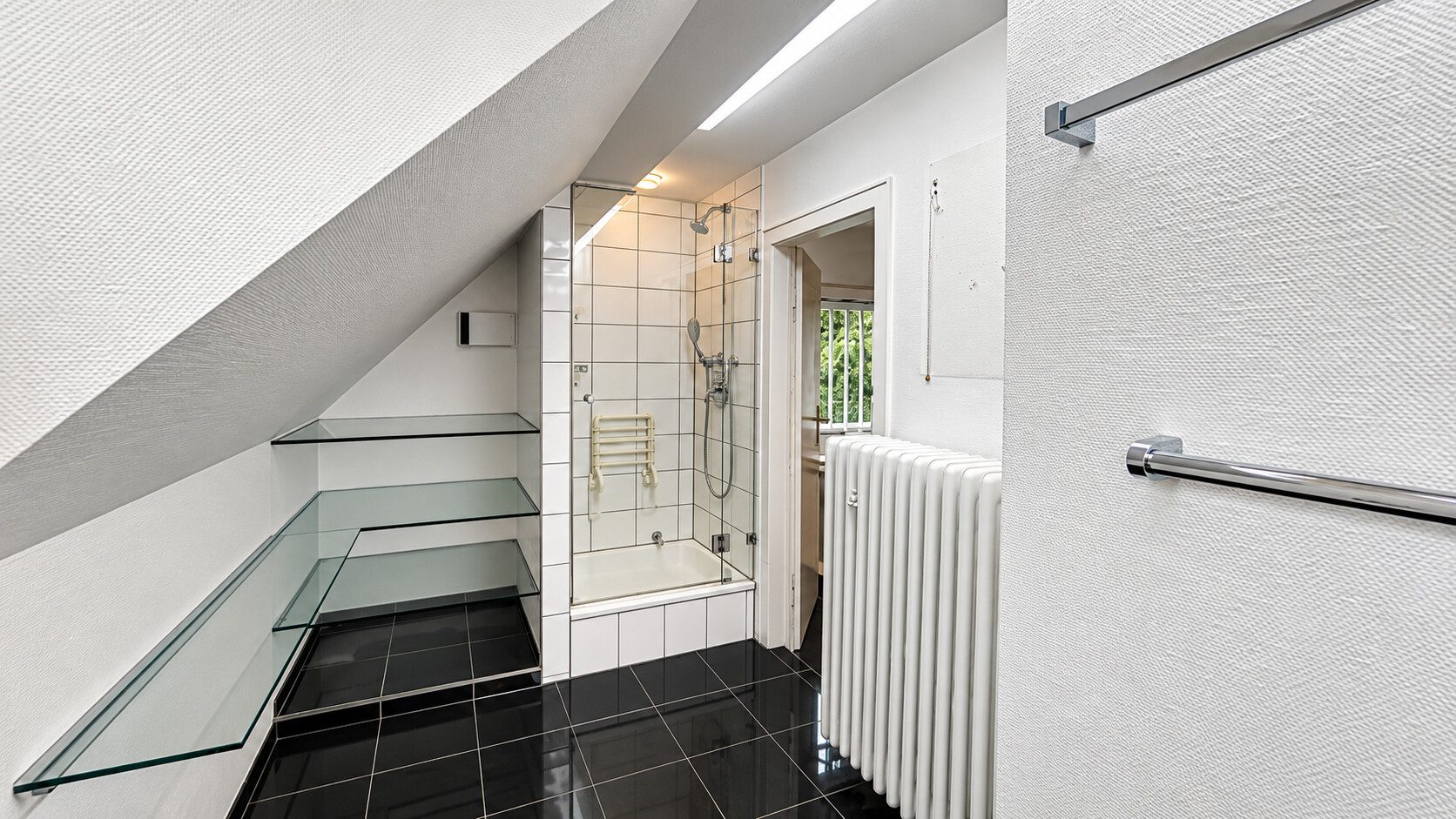 Böcker Wohnimmobilien - Immobilienangebot - Düsseldorf / Lohausen - Alle - Freistehendes Einfamilienhaus in ruhiger Lage von Düsseldorf-Lohausen
