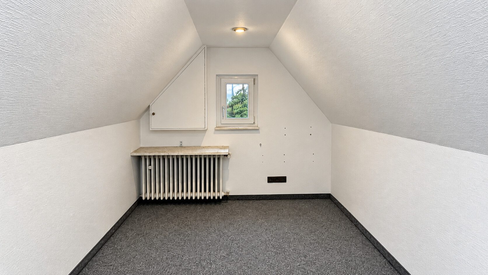 Böcker Wohnimmobilien - Immobilienangebot - Düsseldorf / Lohausen - Alle - Freistehendes Einfamilienhaus in ruhiger Lage von Düsseldorf-Lohausen