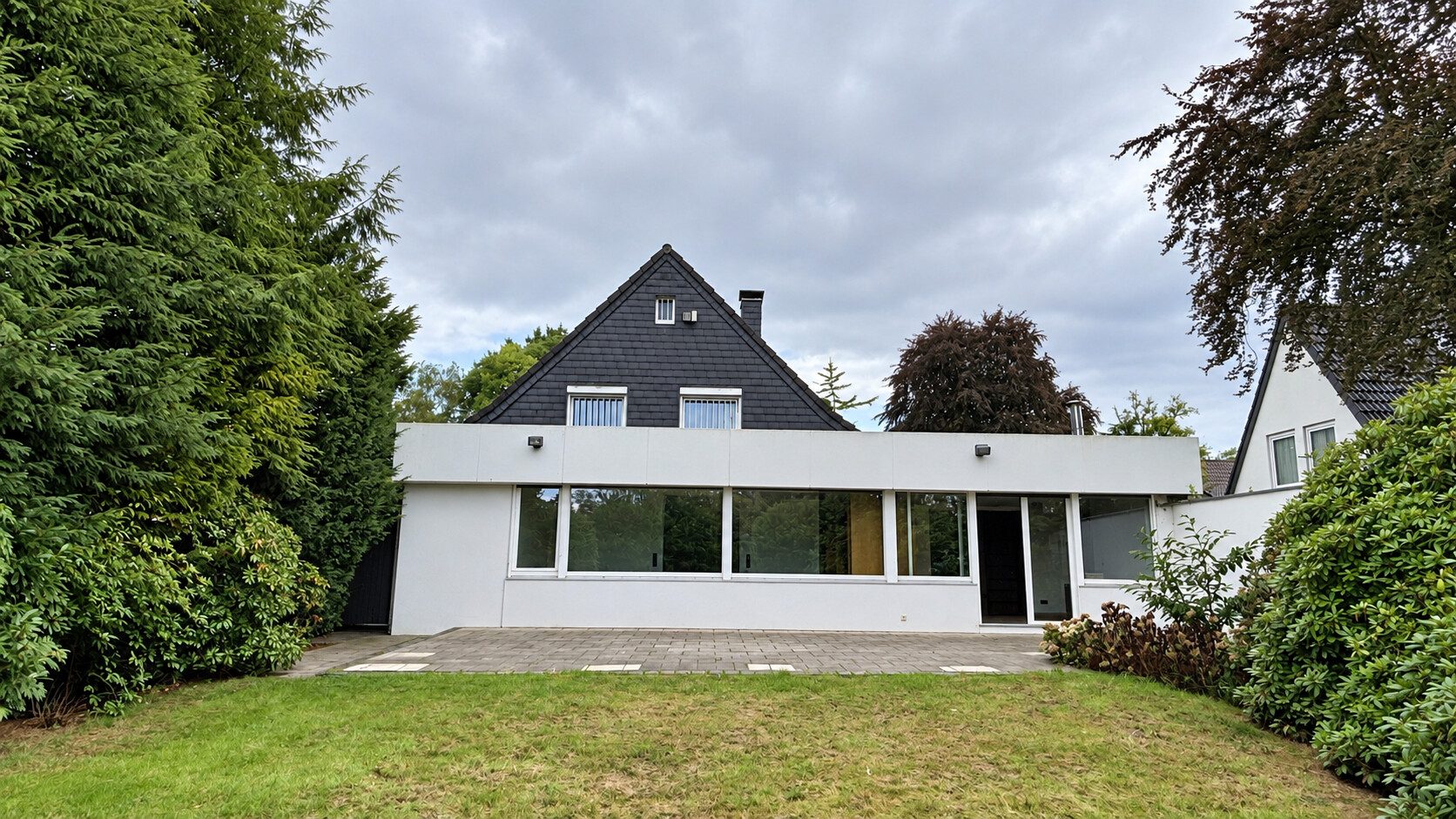 Böcker Wohnimmobilien - Immobilienangebot - Düsseldorf / Lohausen - Alle - Freistehendes Einfamilienhaus in ruhiger Lage von Düsseldorf-Lohausen