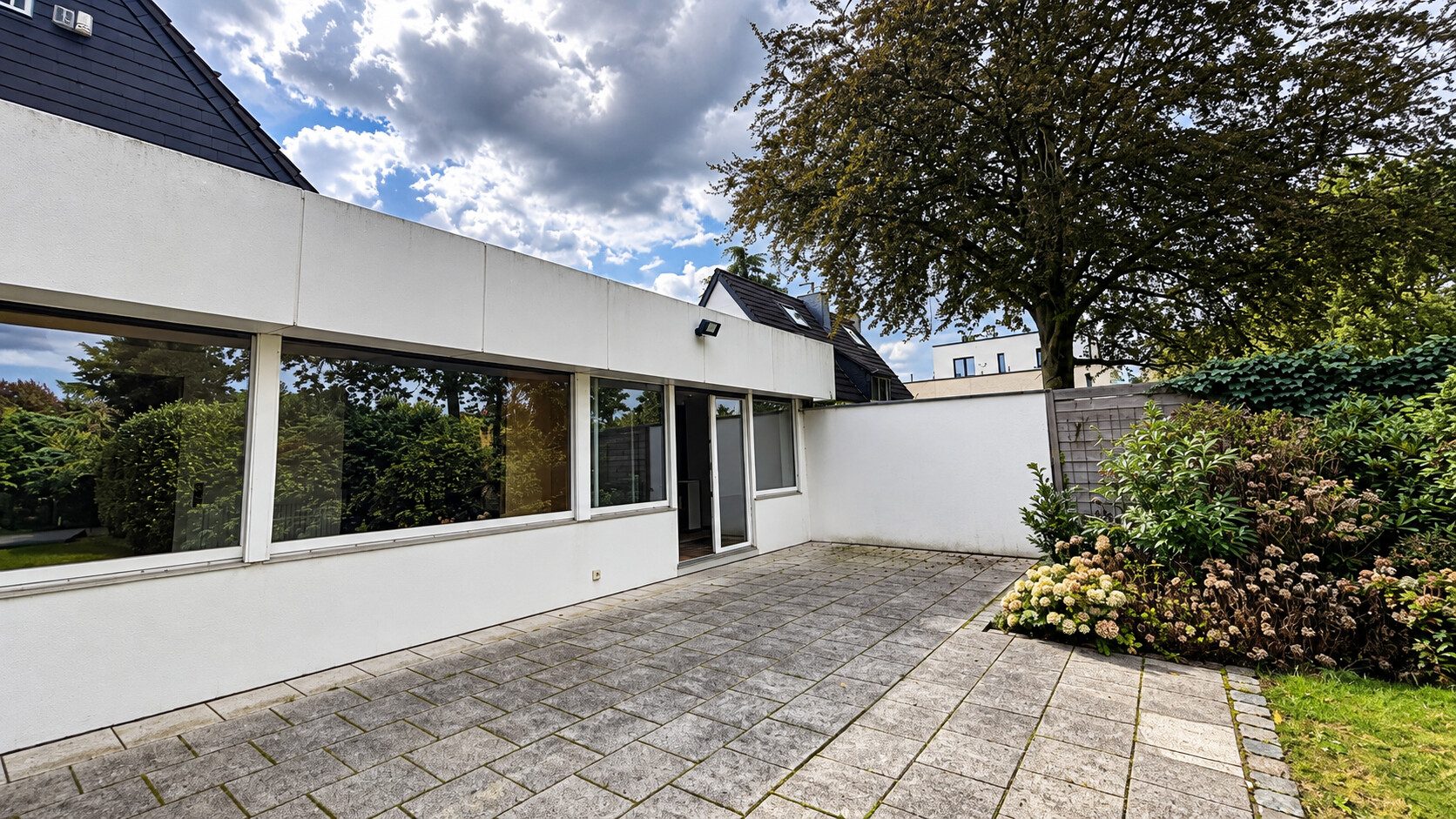 Böcker Wohnimmobilien - Immobilienangebot - Düsseldorf / Lohausen - Alle - Freistehendes Einfamilienhaus in ruhiger Lage von Düsseldorf-Lohausen