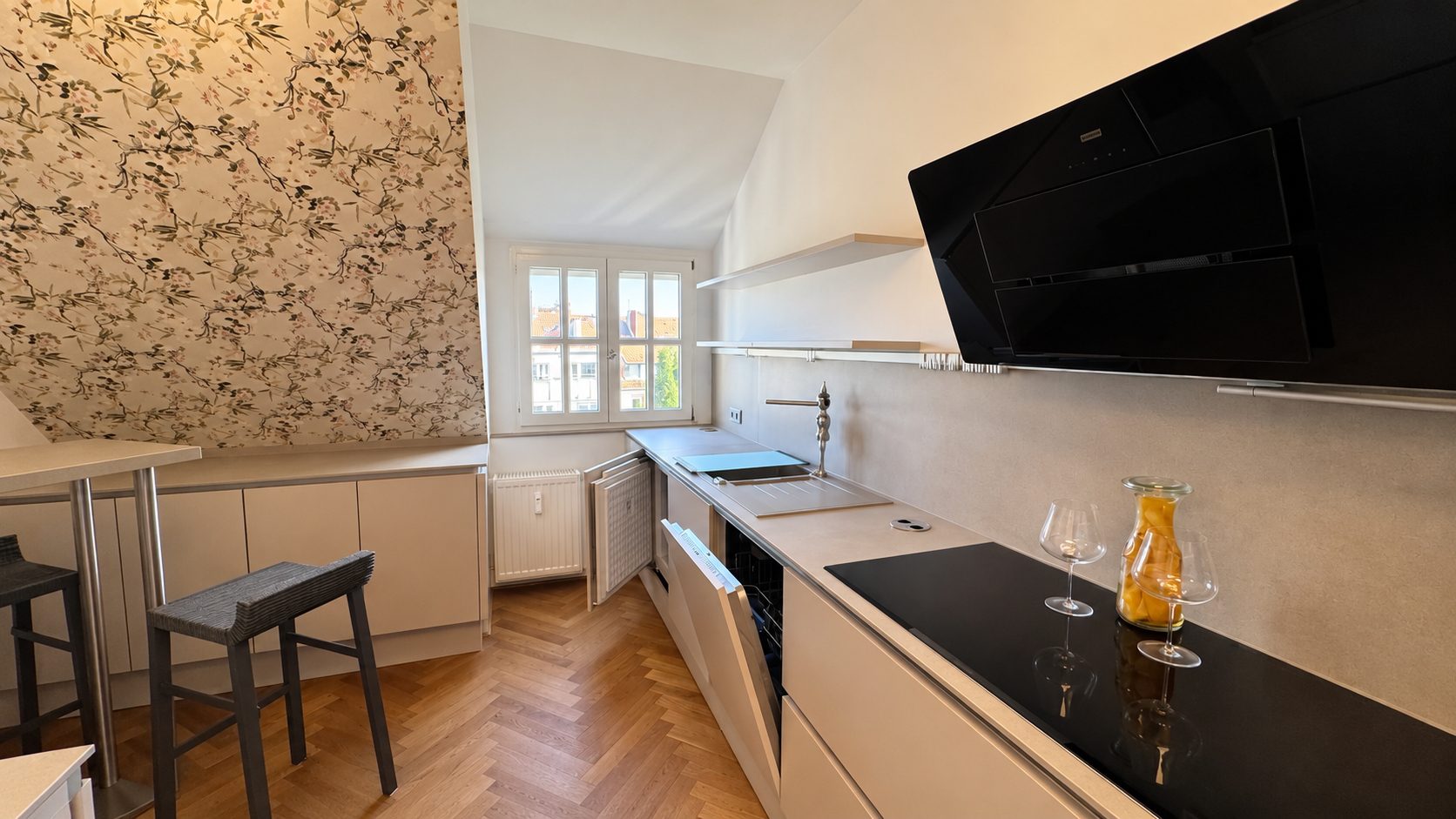 Böcker Wohnimmobilien - Immobilienangebot - Düsseldorf / Düsseltal - Alle - Denkmalgeschützte Altbauwohnung im 4. OG in Düsseldorf-Düsselthal