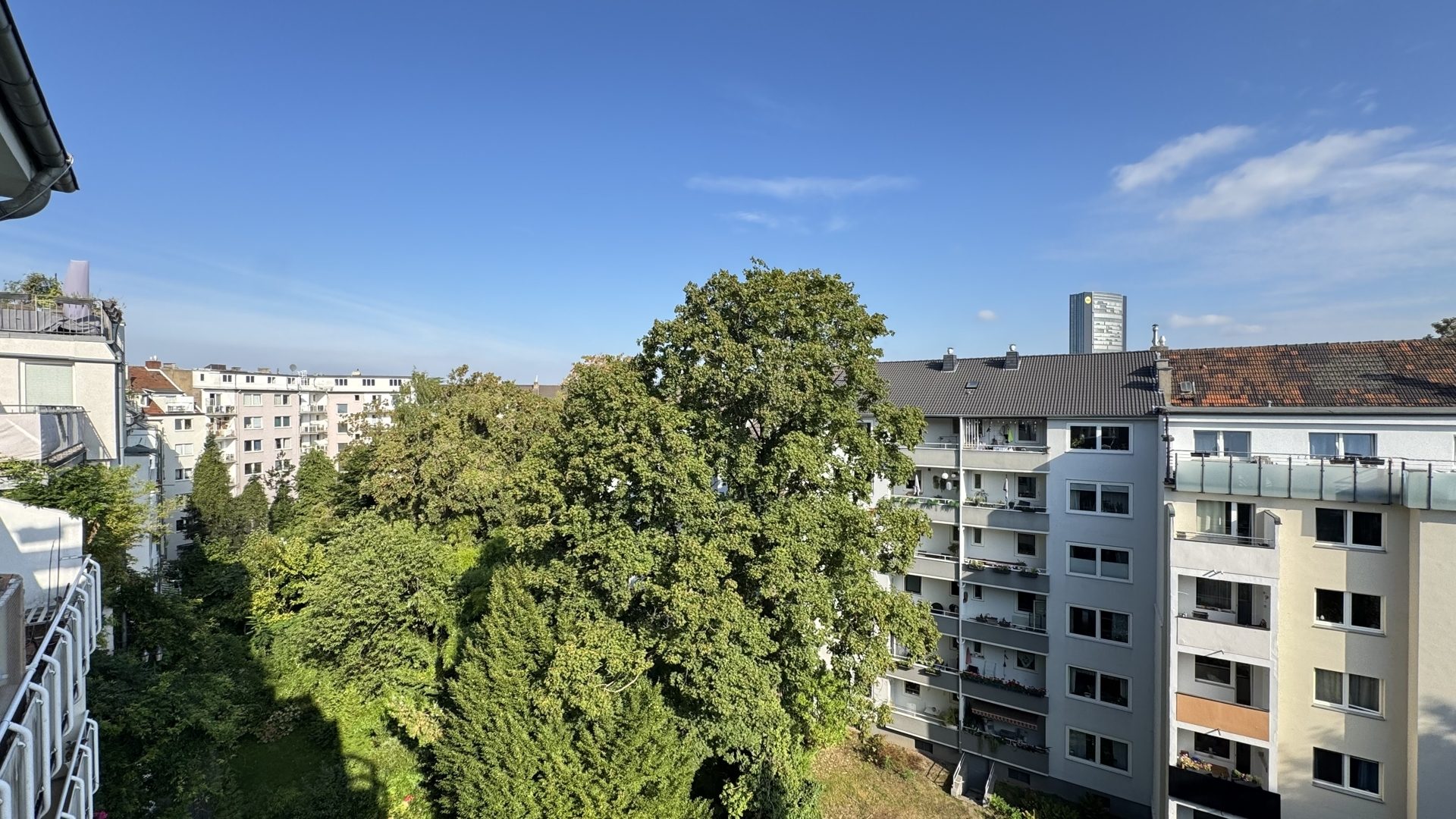 Böcker Wohnimmobilien - Immobilienangebot - Düsseldorf / Düsseltal - Alle - Denkmalgeschützte Altbauwohnung im 4. OG in Düsseldorf-Düsselthal
