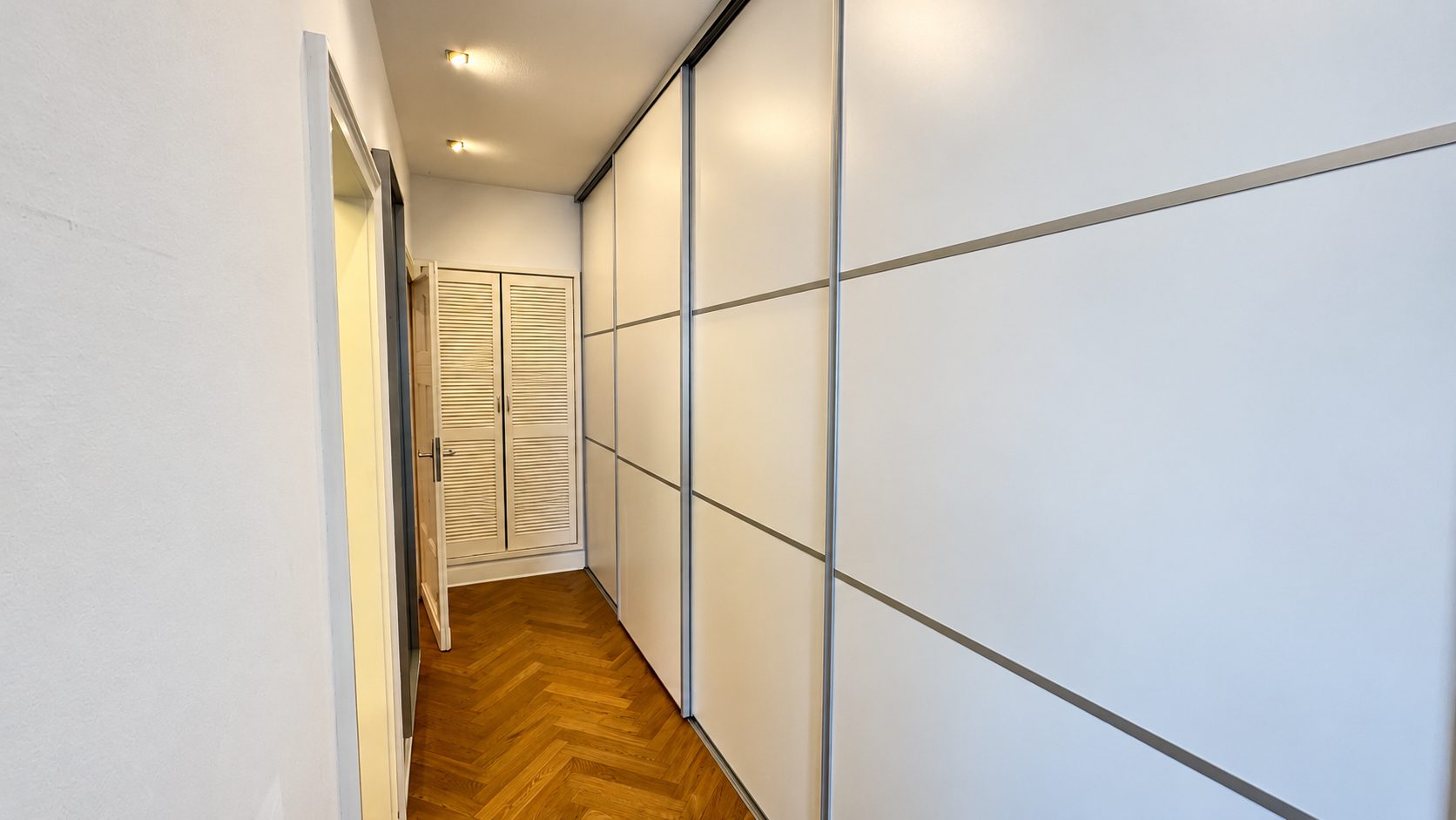 Böcker Wohnimmobilien - Immobilienangebot - Düsseldorf / Düsseltal - Alle - Denkmalgeschützte Altbauwohnung im 4. OG in Düsseldorf-Düsselthal