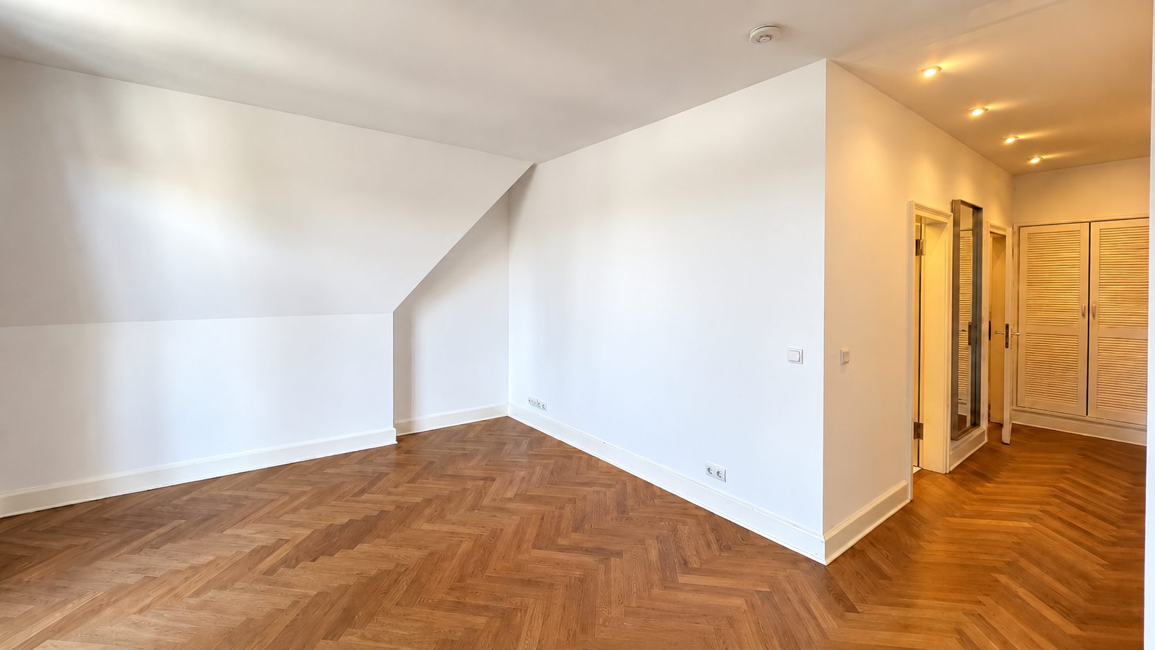 Böcker Wohnimmobilien - Immobilienangebot - Düsseldorf / Düsseltal - Alle - Denkmalgeschützte Altbauwohnung im 4. OG in Düsseldorf-Düsselthal