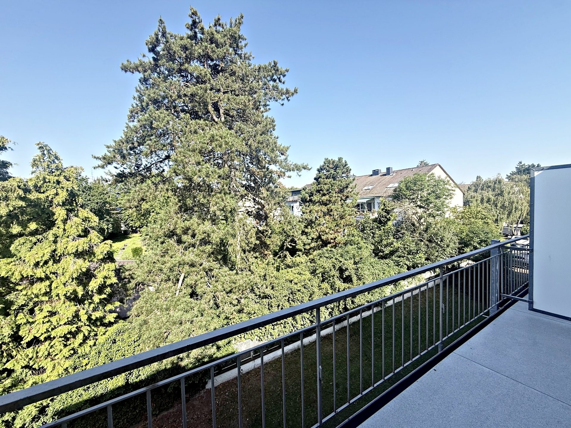 Böcker Wohnimmobilien - Immobilienangebot - Düsseldorf / Wersten - Alle - Wunderschöne Zwei-Zimmerwohnung mit großem Balkon und hochwertiger Ausstattung inkl. Außenstellplatz