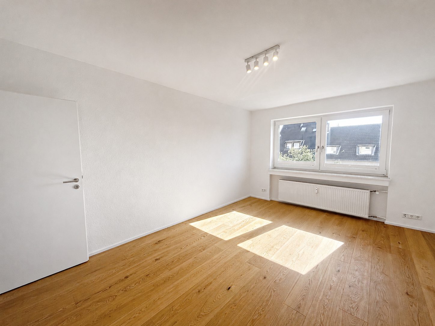 Böcker Wohnimmobilien - Immobilienangebot - Düsseldorf / Wersten - Alle - Wunderschöne Zwei-Zimmerwohnung mit großem Balkon und hochwertiger Ausstattung inkl. Außenstellplatz