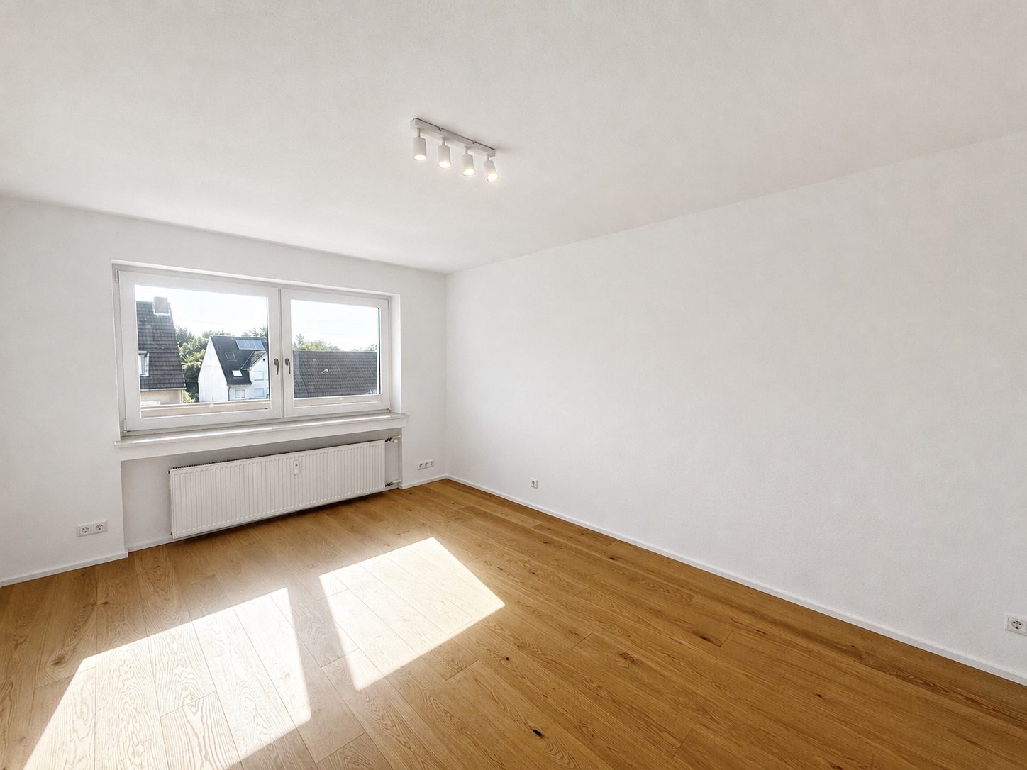 Böcker Wohnimmobilien - Immobilienangebot - Düsseldorf / Wersten - Alle - Wunderschöne Zwei-Zimmerwohnung mit großem Balkon und hochwertiger Ausstattung inkl. Außenstellplatz