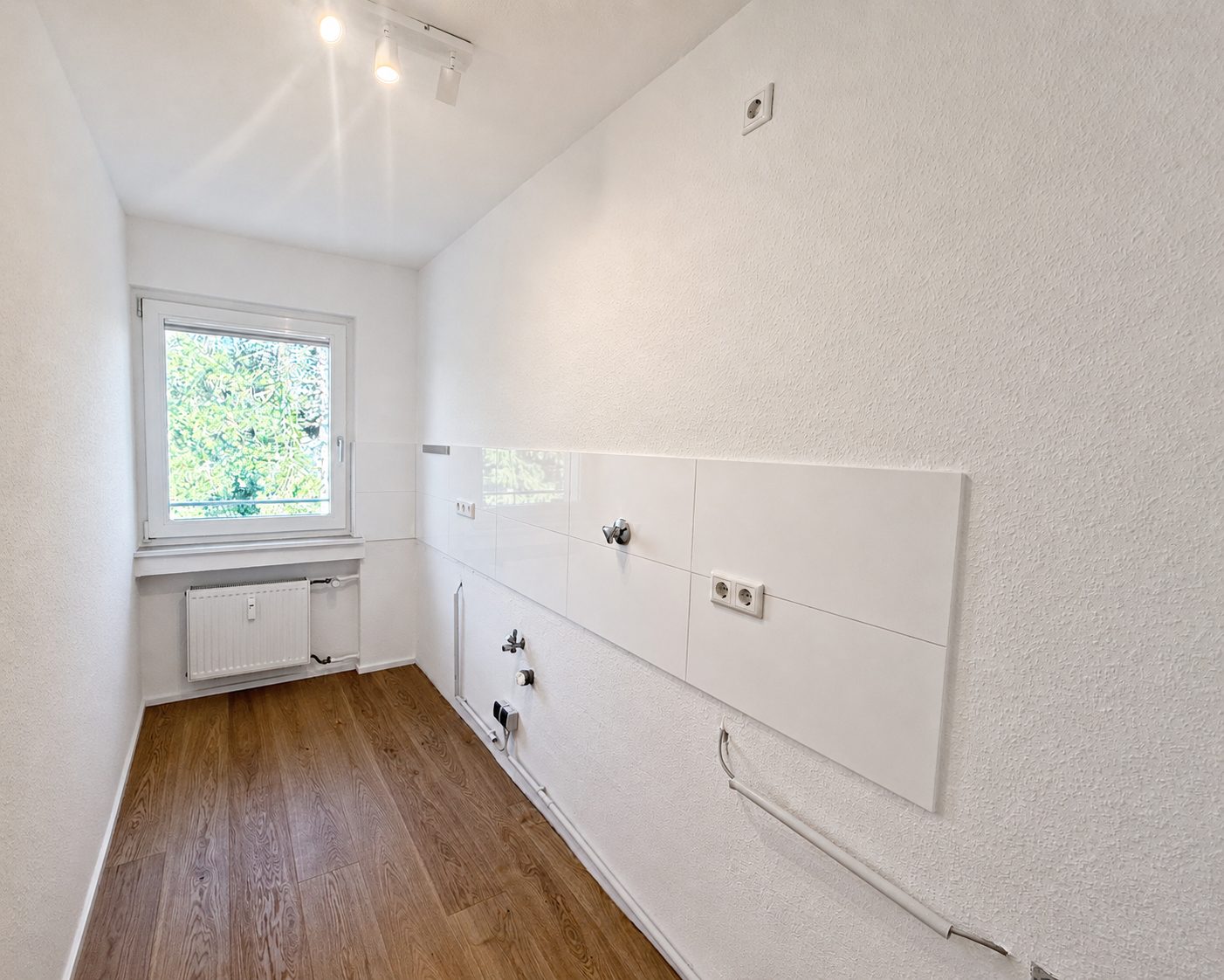 Böcker Wohnimmobilien - Immobilienangebot - Düsseldorf / Wersten - Alle - Wunderschöne Zwei-Zimmerwohnung mit großem Balkon und hochwertiger Ausstattung inkl. Außenstellplatz