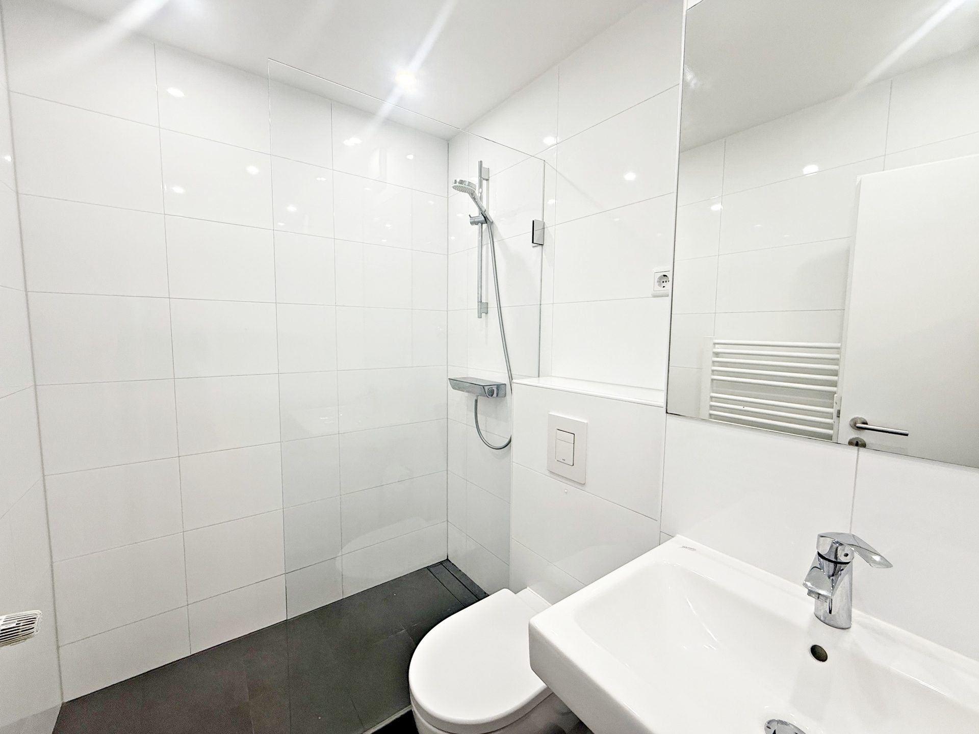 Böcker Wohnimmobilien - Immobilienangebot - Düsseldorf / Wersten - Alle - Wunderschöne Zwei-Zimmerwohnung mit großem Balkon und hochwertiger Ausstattung inkl. Außenstellplatz