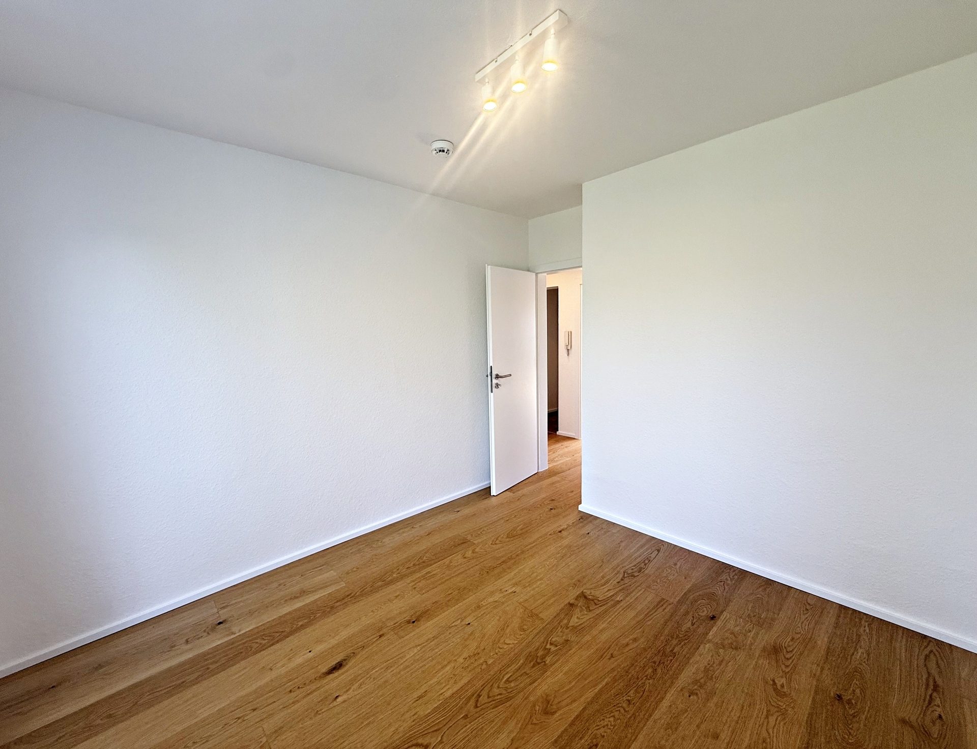 Böcker Wohnimmobilien - Immobilienangebot - Düsseldorf / Wersten - Alle - Wunderschöne Zwei-Zimmerwohnung mit großem Balkon und hochwertiger Ausstattung inkl. Außenstellplatz
