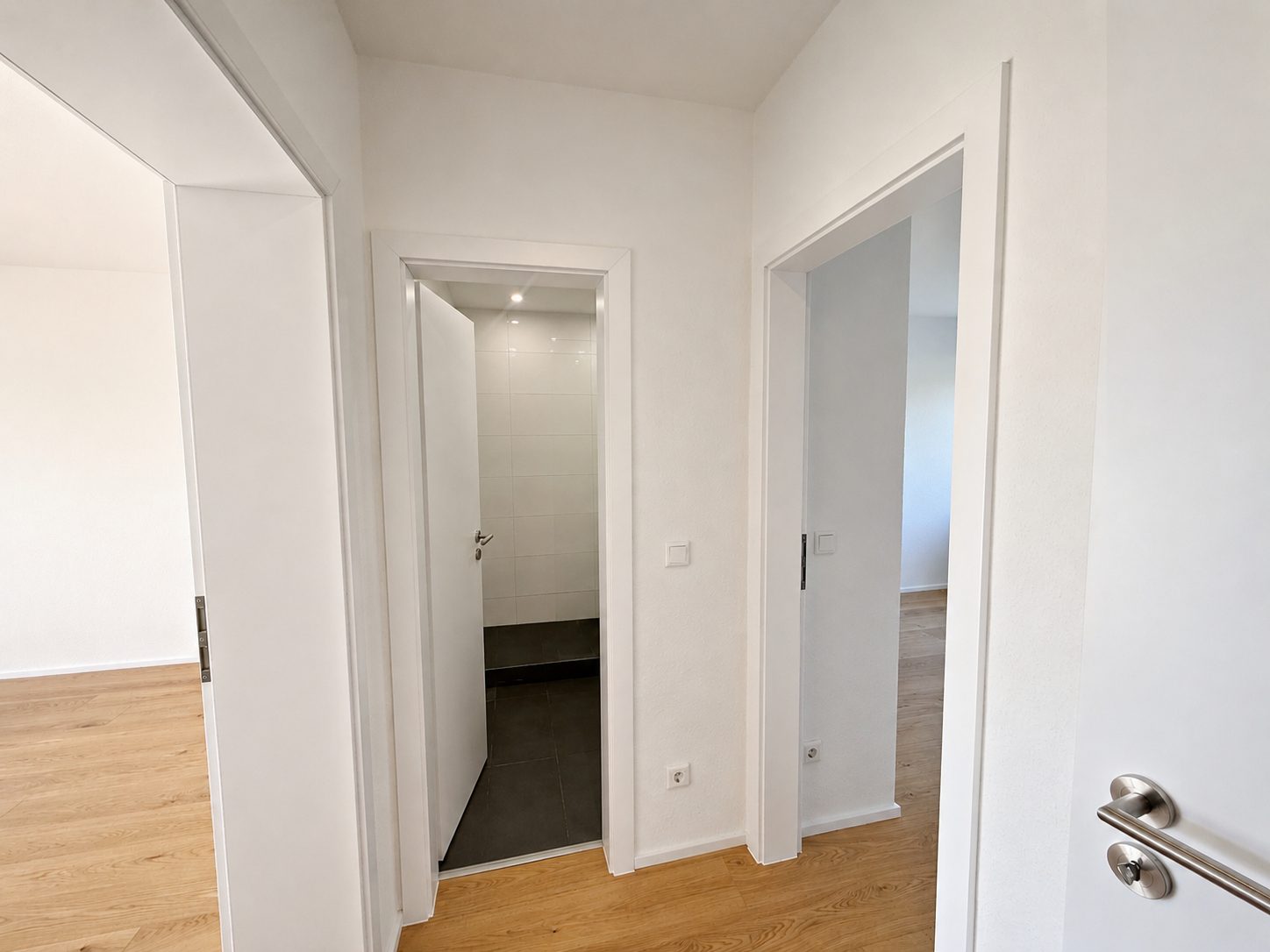 Böcker Wohnimmobilien - Immobilienangebot - Düsseldorf / Wersten - Alle - Wunderschöne Zwei-Zimmerwohnung mit großem Balkon und hochwertiger Ausstattung inkl. Außenstellplatz