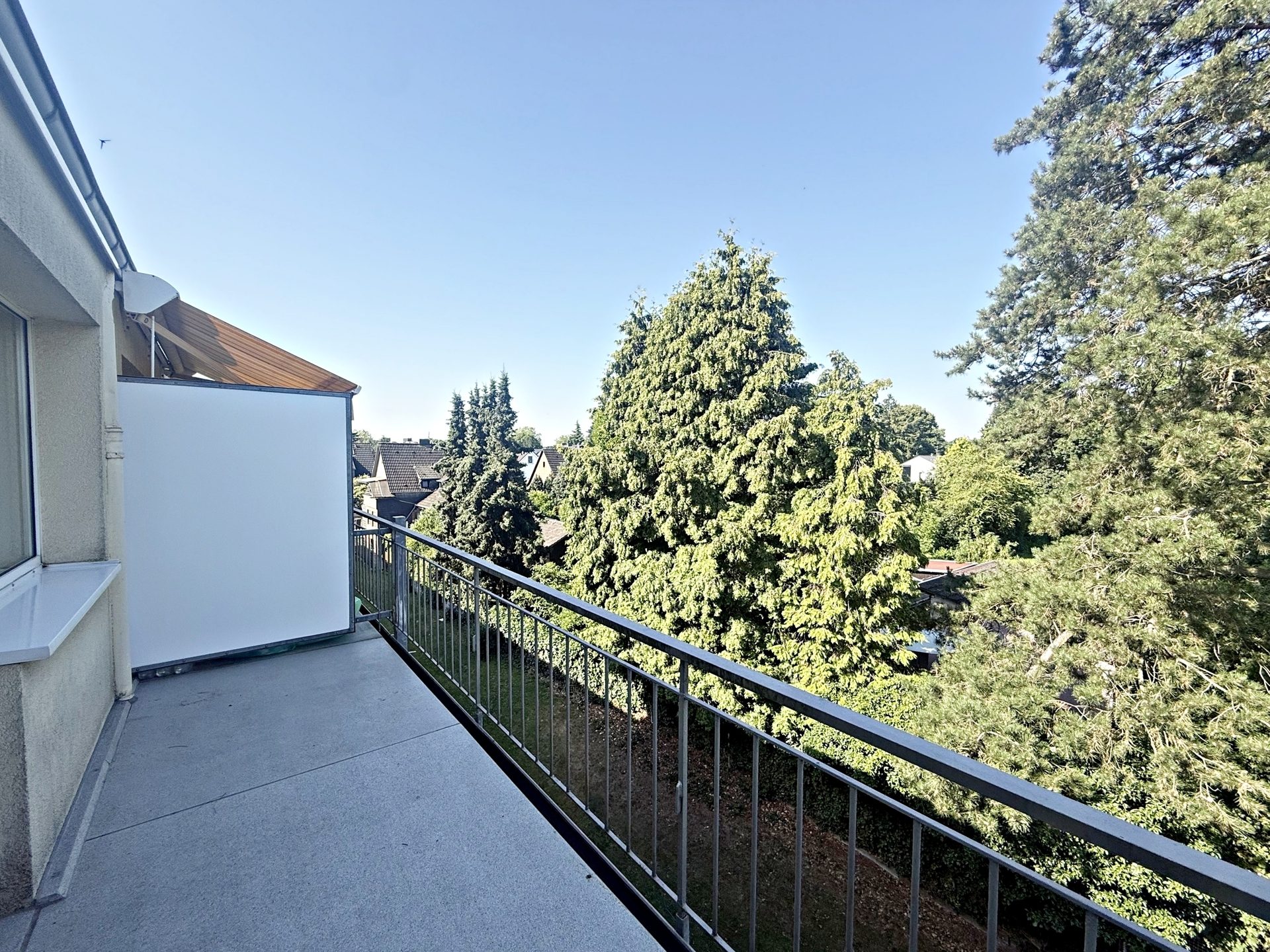 Böcker Wohnimmobilien - Immobilienangebot - Düsseldorf / Wersten - Alle - Wunderschöne Zwei-Zimmerwohnung mit großem Balkon und hochwertiger Ausstattung inkl. Außenstellplatz