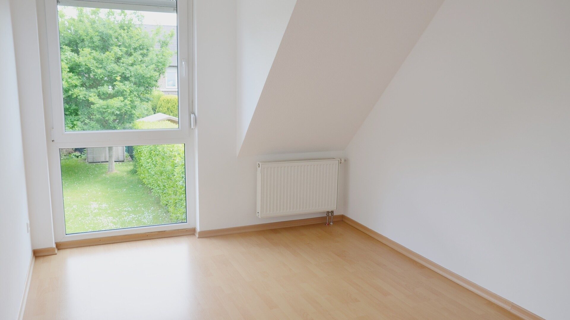 Böcker Wohnimmobilien - Immobilienangebot - Düsseldorf / Einbrungen - Alle - Attraktives Reihenhaus im familienfreundlichen Einbrungen