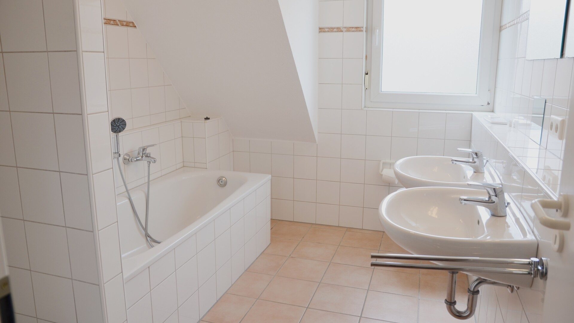 Böcker Wohnimmobilien - Immobilienangebot - Düsseldorf / Einbrungen - Alle - Attraktives Reihenhaus im familienfreundlichen Einbrungen