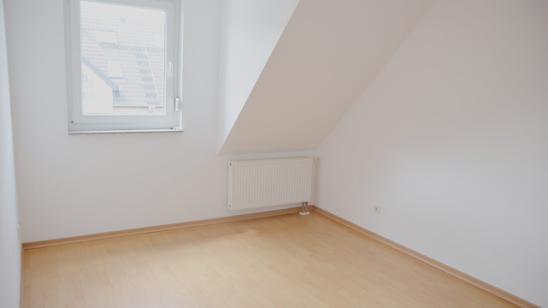 Böcker Wohnimmobilien - Immobilienangebot - Düsseldorf / Einbrungen - Alle - Attraktives Reihenhaus im familienfreundlichen Einbrungen