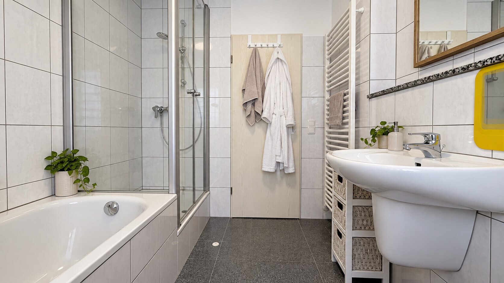 Böcker Wohnimmobilien - Immobilienangebot - Düsseldorf / Einbrungen - Alle - Reihenmittelhaus mit Garten & Dachterrasse in familiärer Umgebung in Einbrungen