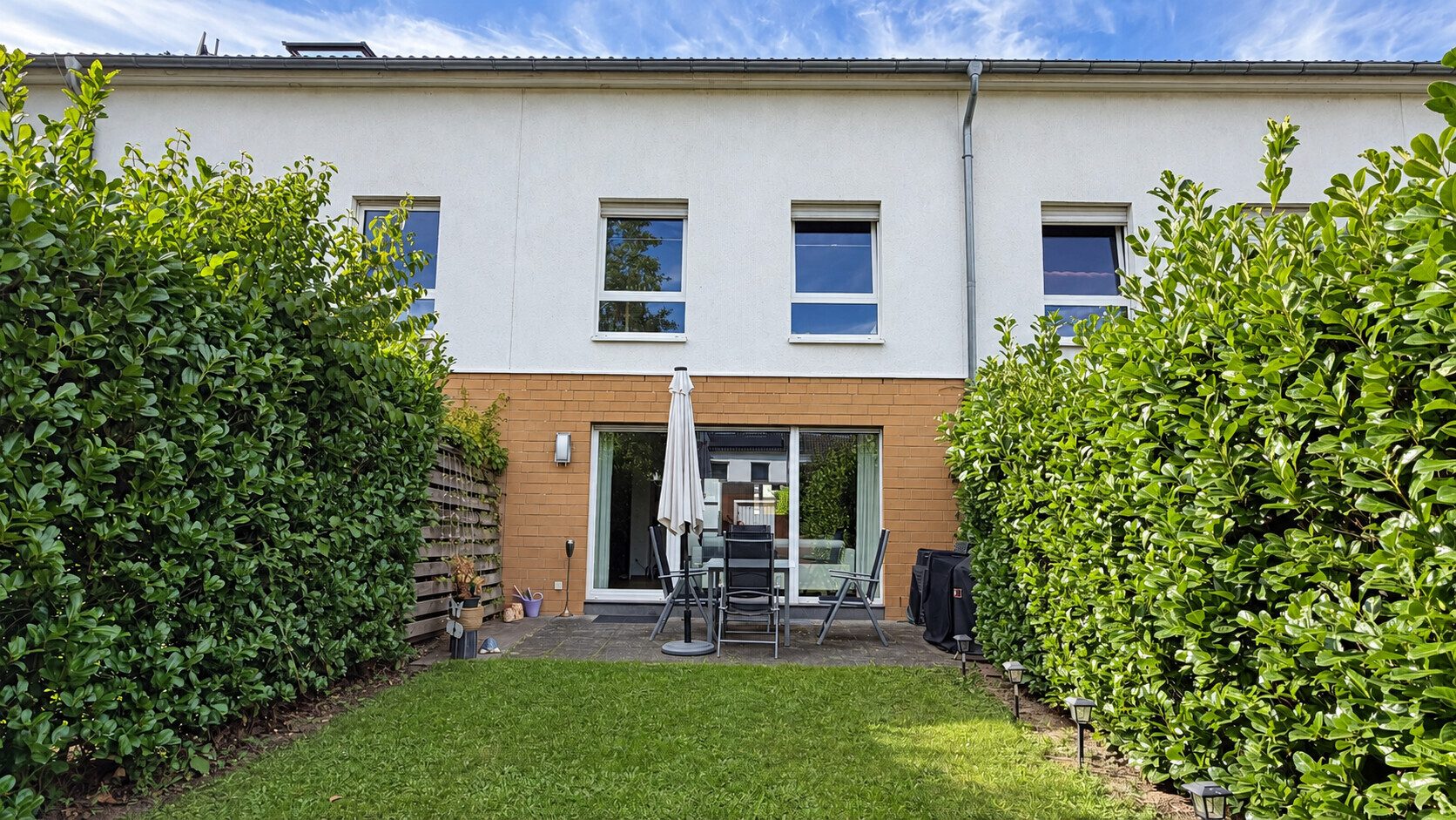 Böcker Wohnimmobilien - Immobilienangebot - Düsseldorf / Einbrungen - Alle - Reihenmittelhaus mit Garten & Dachterrasse in familiärer Umgebung in Einbrungen