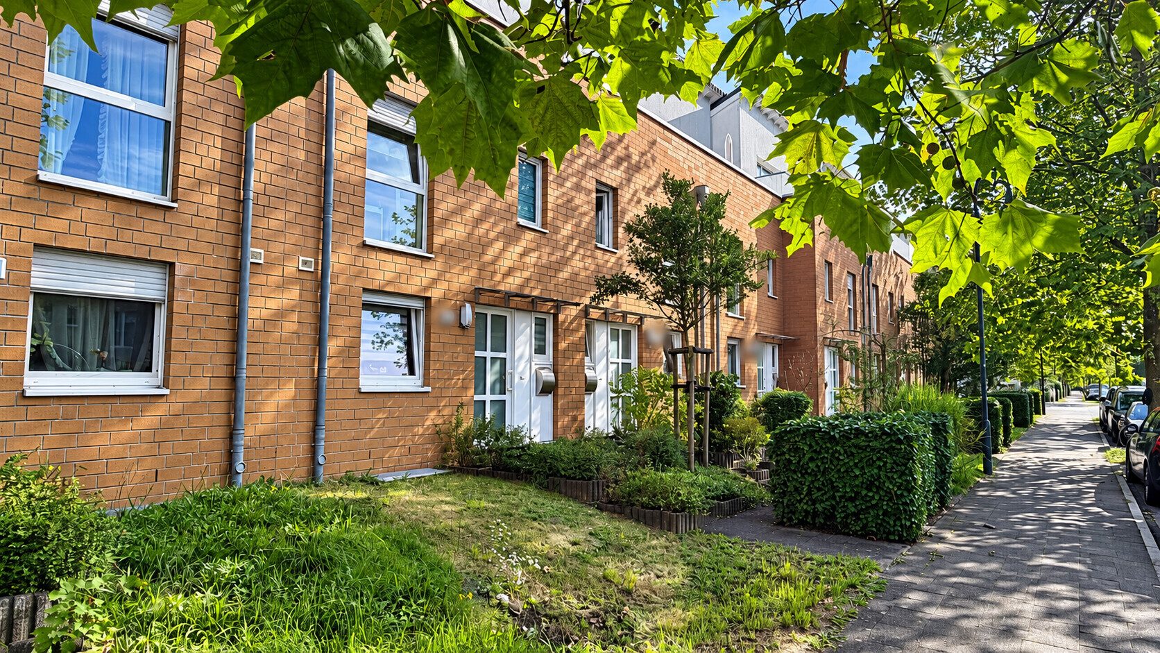 Böcker Wohnimmobilien - Immobilienangebot - Düsseldorf / Einbrungen - Alle - Reihenmittelhaus mit Garten & Dachterrasse in familiärer Umgebung in Einbrungen