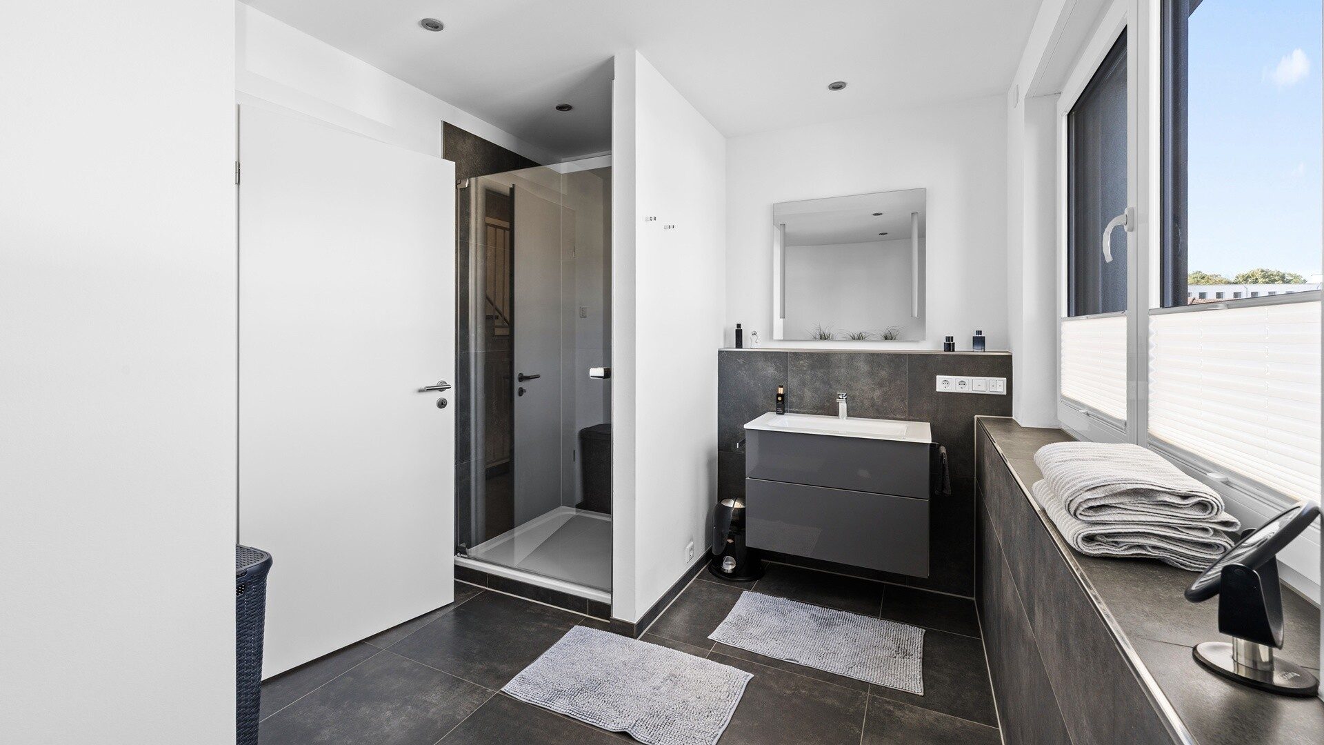 Böcker Wohnimmobilien - Immobilienangebot - Essen / Kettwig - Alle - Modernes, energieeffizientes Townhouse von 2018 mit Garten und Dachterrasse