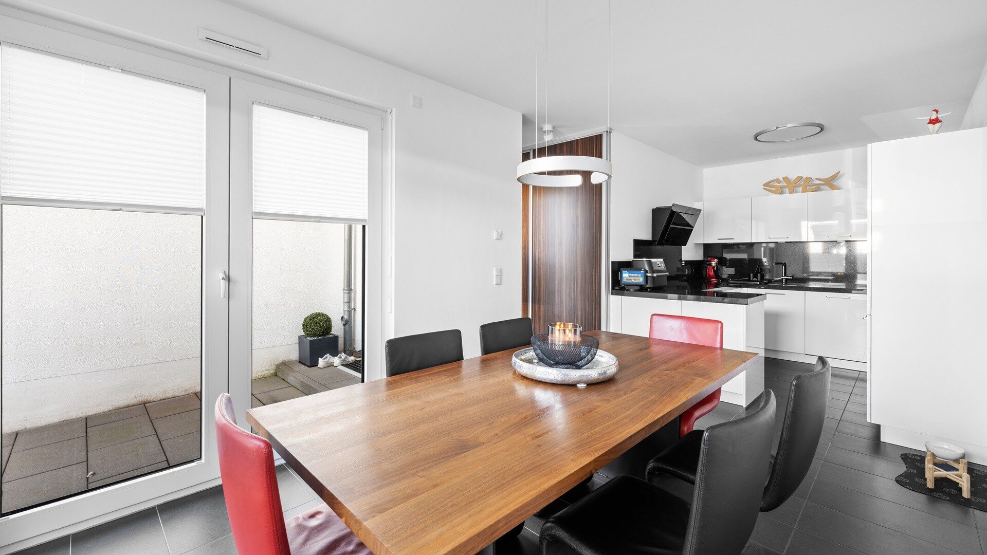 Böcker Wohnimmobilien - Immobilienangebot - Essen / Kettwig - Alle - Modernes, energieeffizientes Townhouse von 2018 mit Garten und Dachterrasse