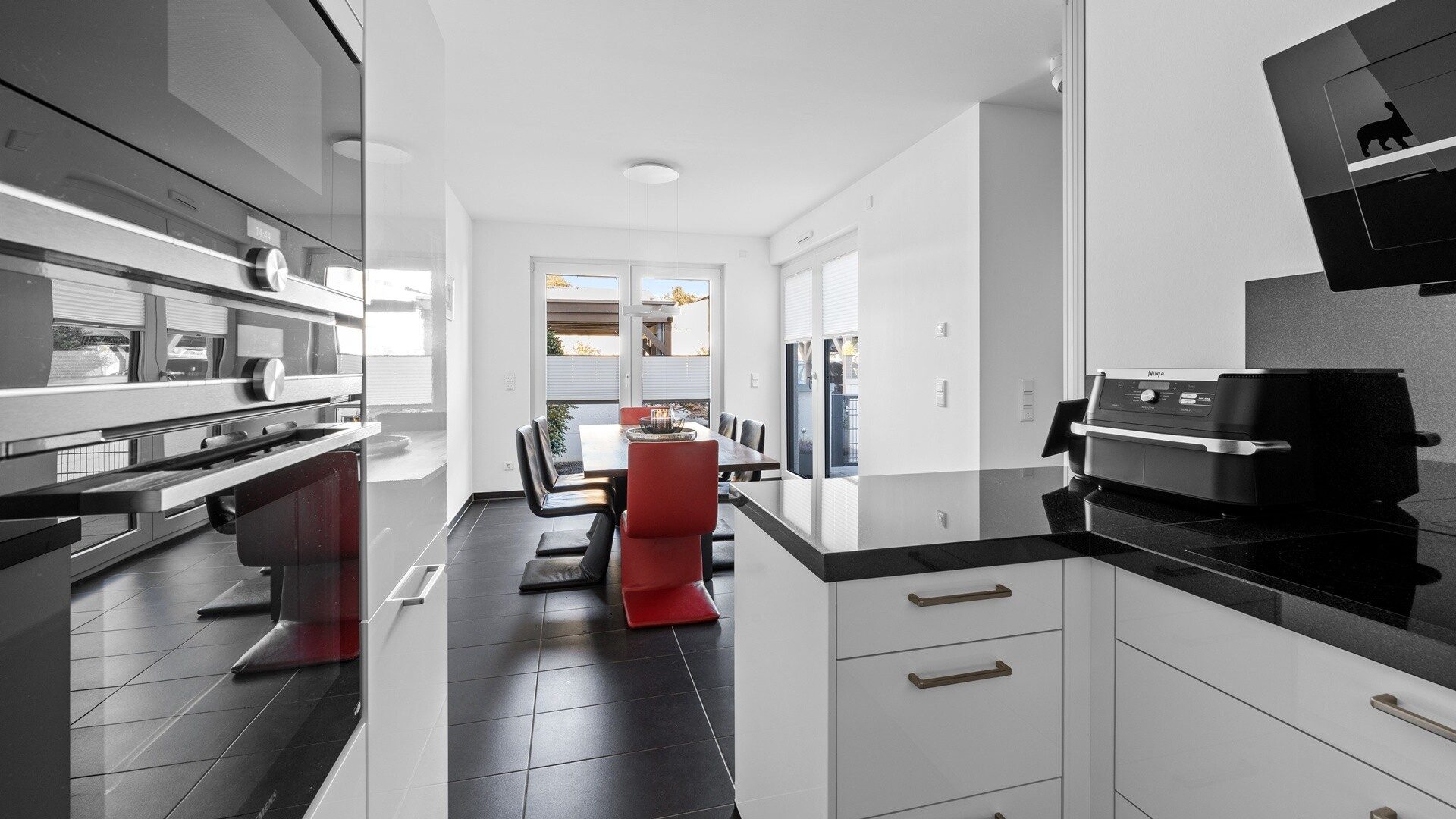 Böcker Wohnimmobilien - Immobilienangebot - Essen / Kettwig - Alle - Modernes, energieeffizientes Townhouse von 2018 mit Garten und Dachterrasse
