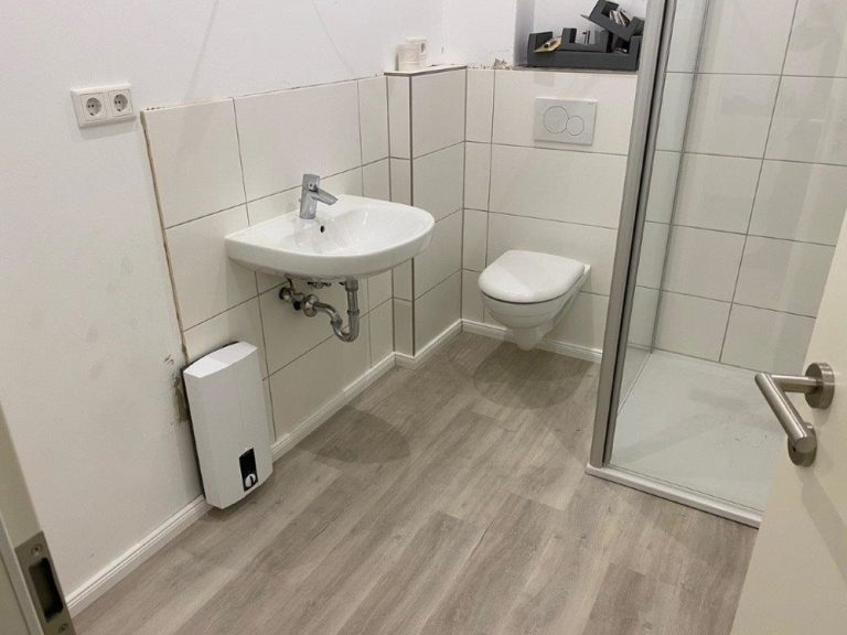 Immobilienangebot - Barntrup - Alle - IST-Faktor unter 10! Vierfamilienhaus + Büro + großer Gewerbehalle, voll vermietet, inkl. PV-Anlage!