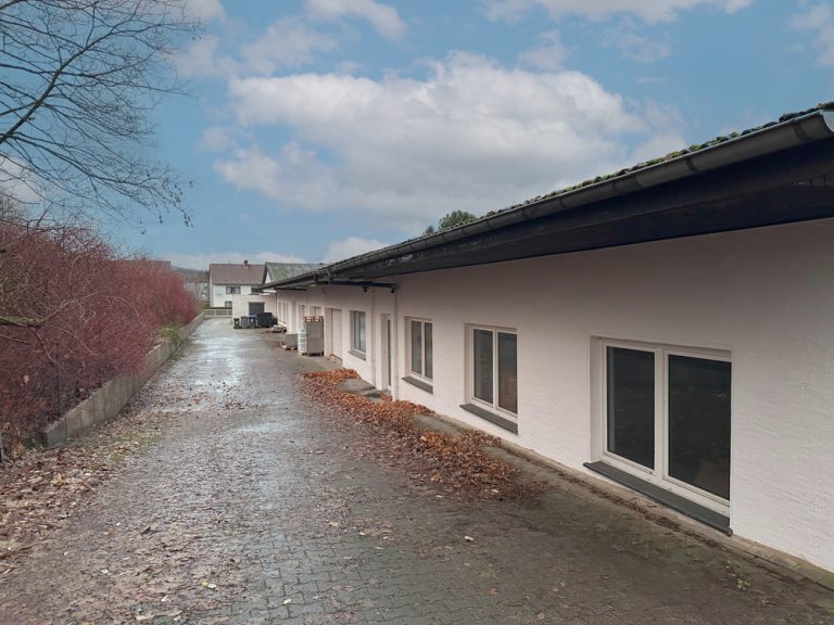 Immobilienangebot - Barntrup - Alle - IST-Faktor unter 10! Vierfamilienhaus + Büro + großer Gewerbehalle, voll vermietet, inkl. PV-Anlage!
